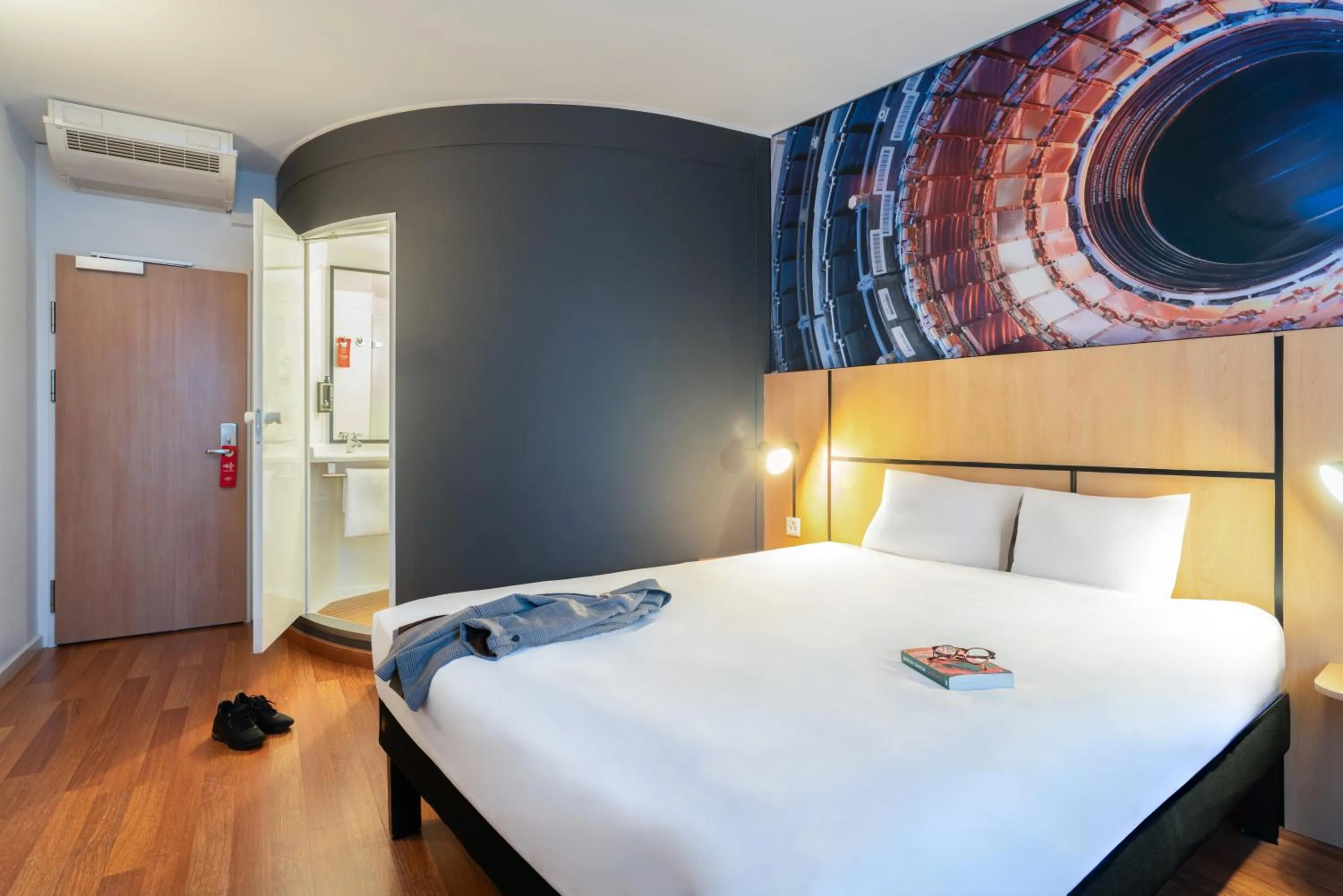 Photo of the whole room, Bed in ibis Genève Petit Lancy