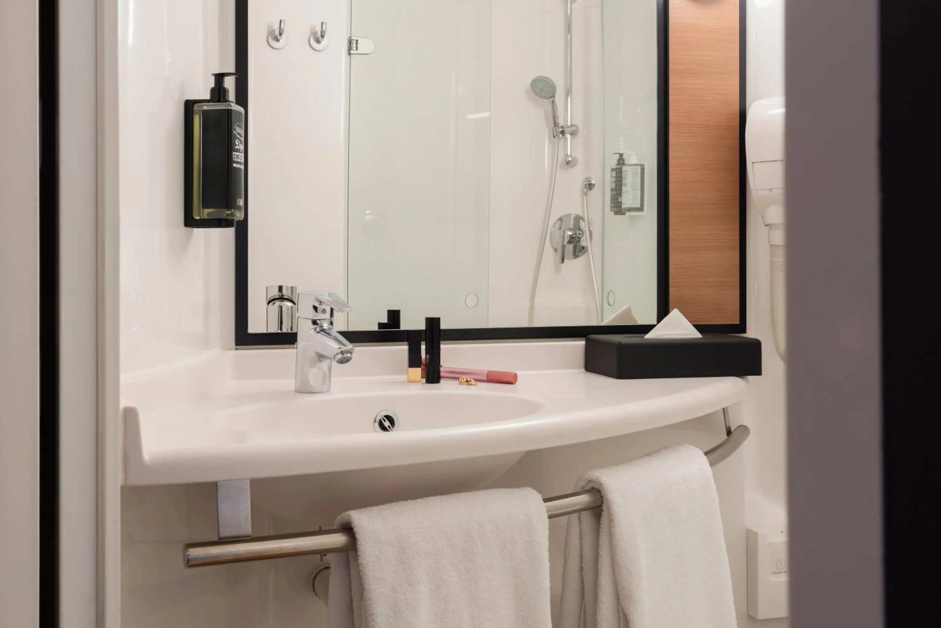 Bathroom in ibis Genève Petit Lancy