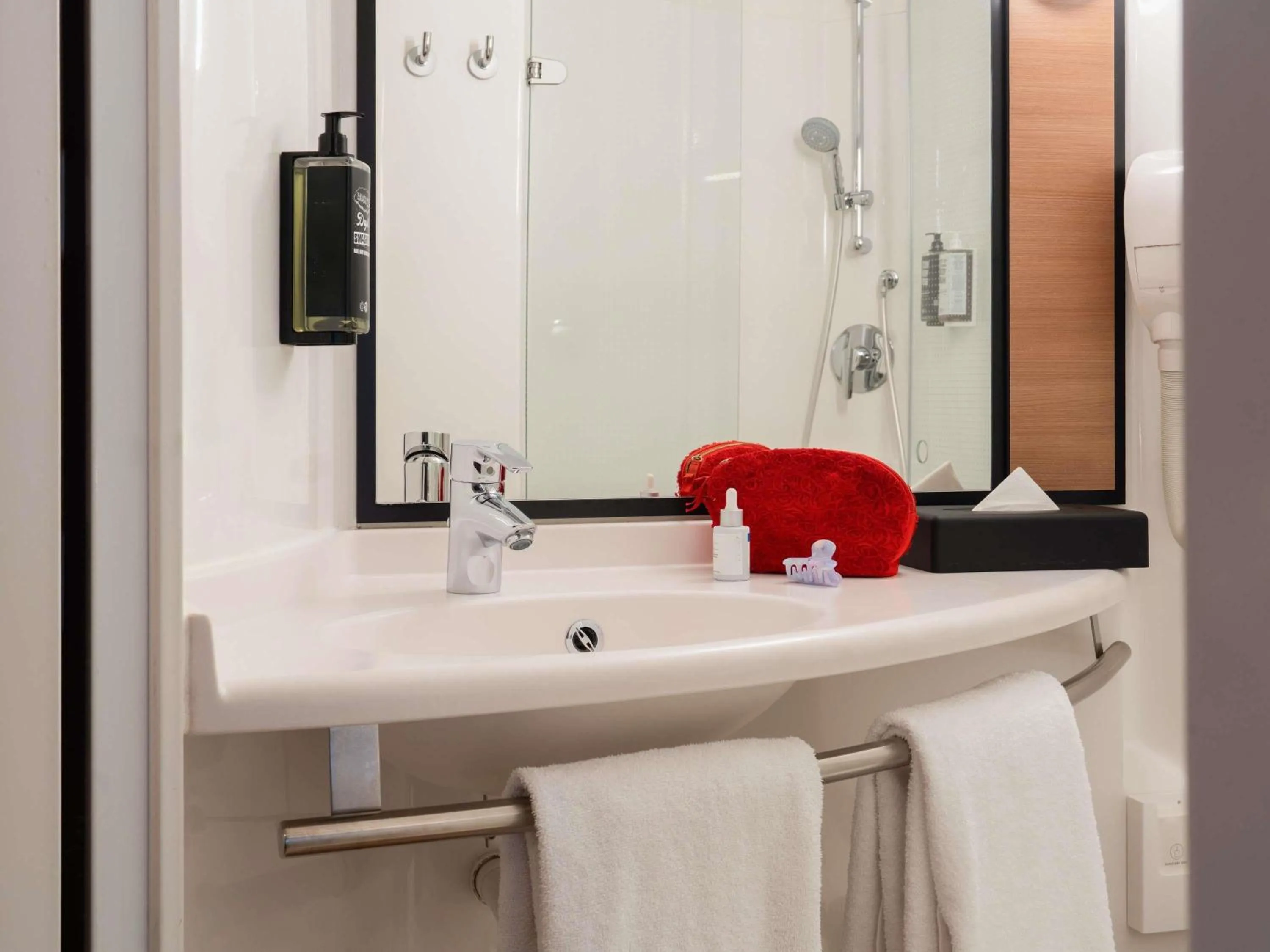 Bedroom in ibis Genève Petit Lancy