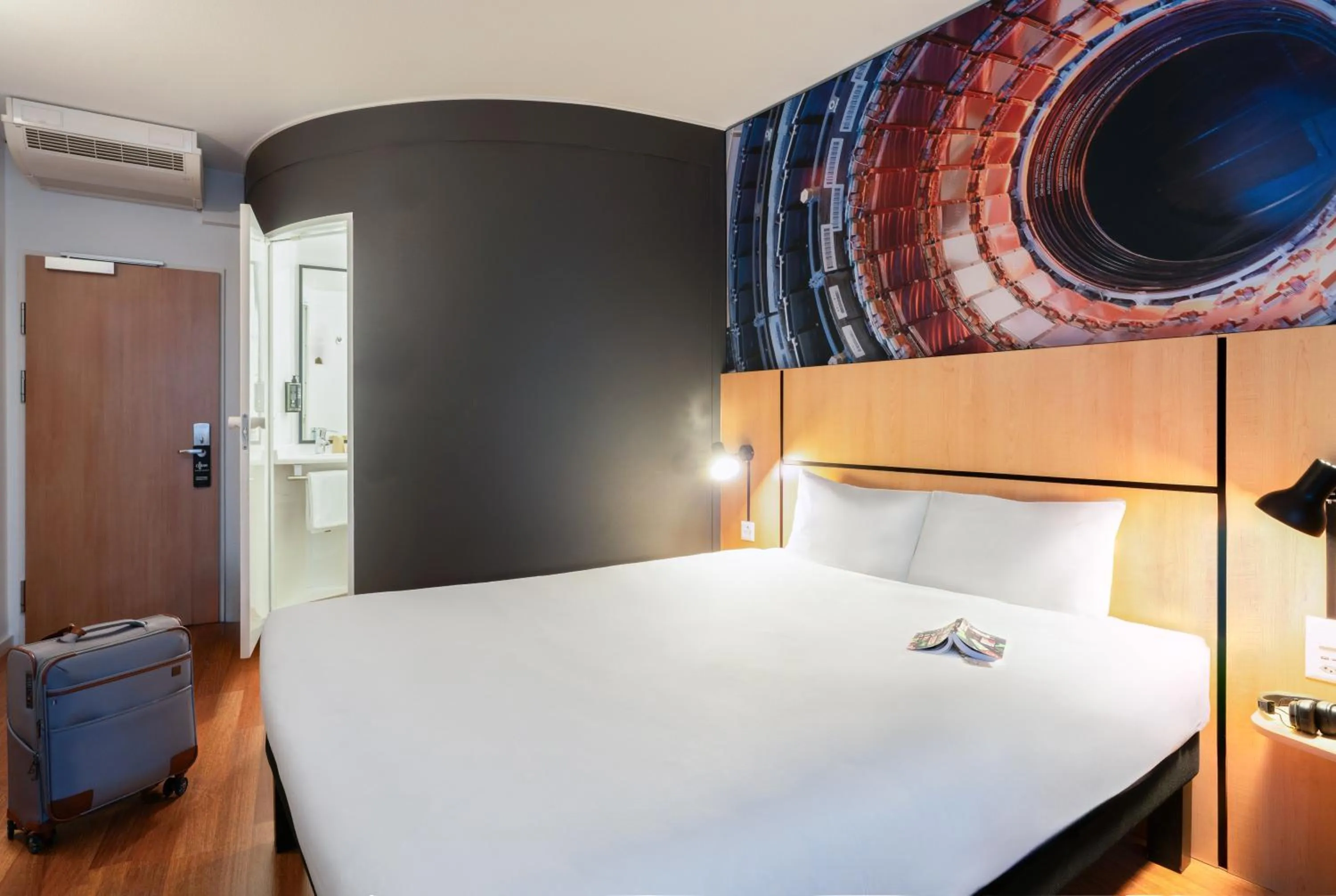 Photo of the whole room, Bed in ibis Genève Petit Lancy