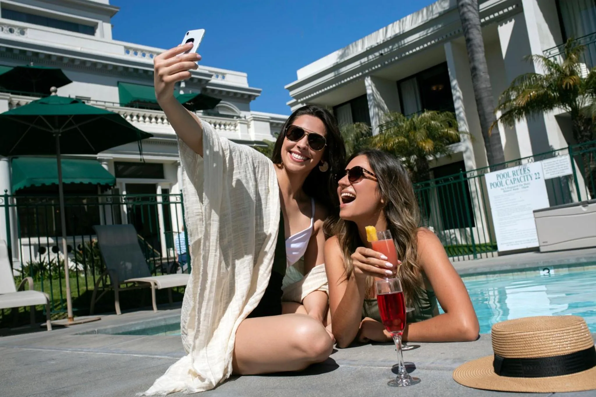 Swimming pool in Glorietta Bay Inn