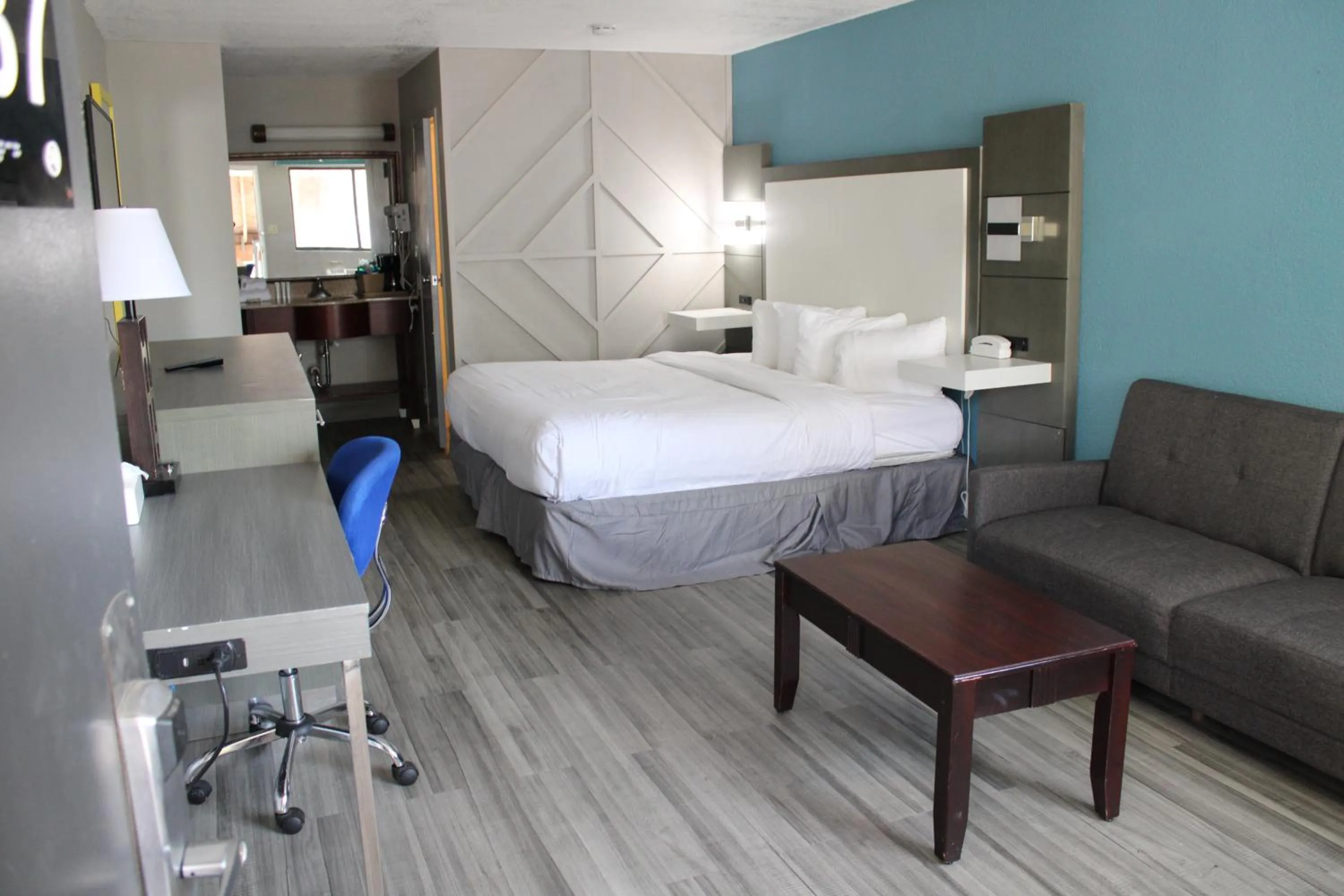 Photo of the whole room, Bed in Village Inn Destin