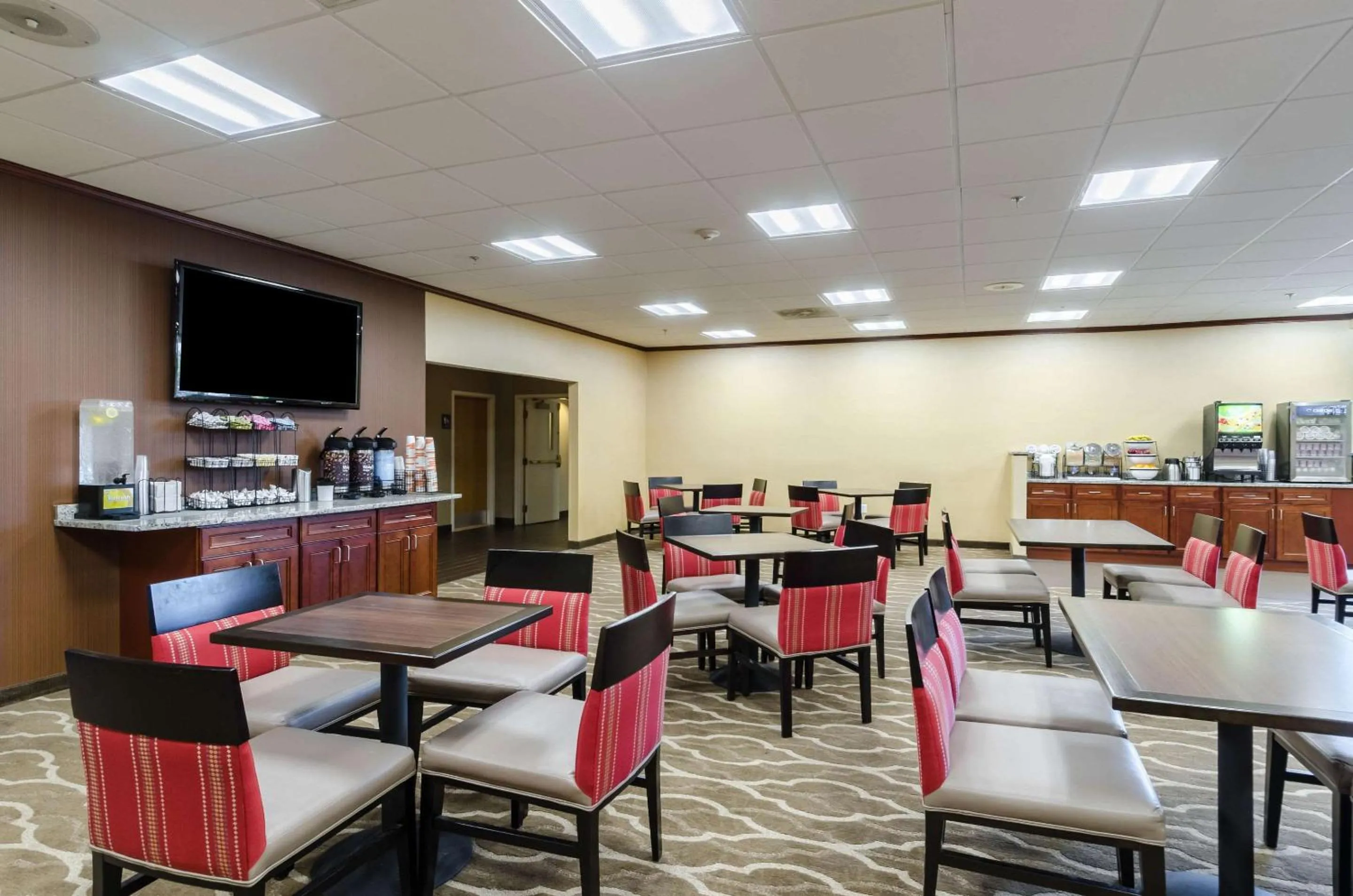 Breakfast in Comfort Inn Randolph-Boston