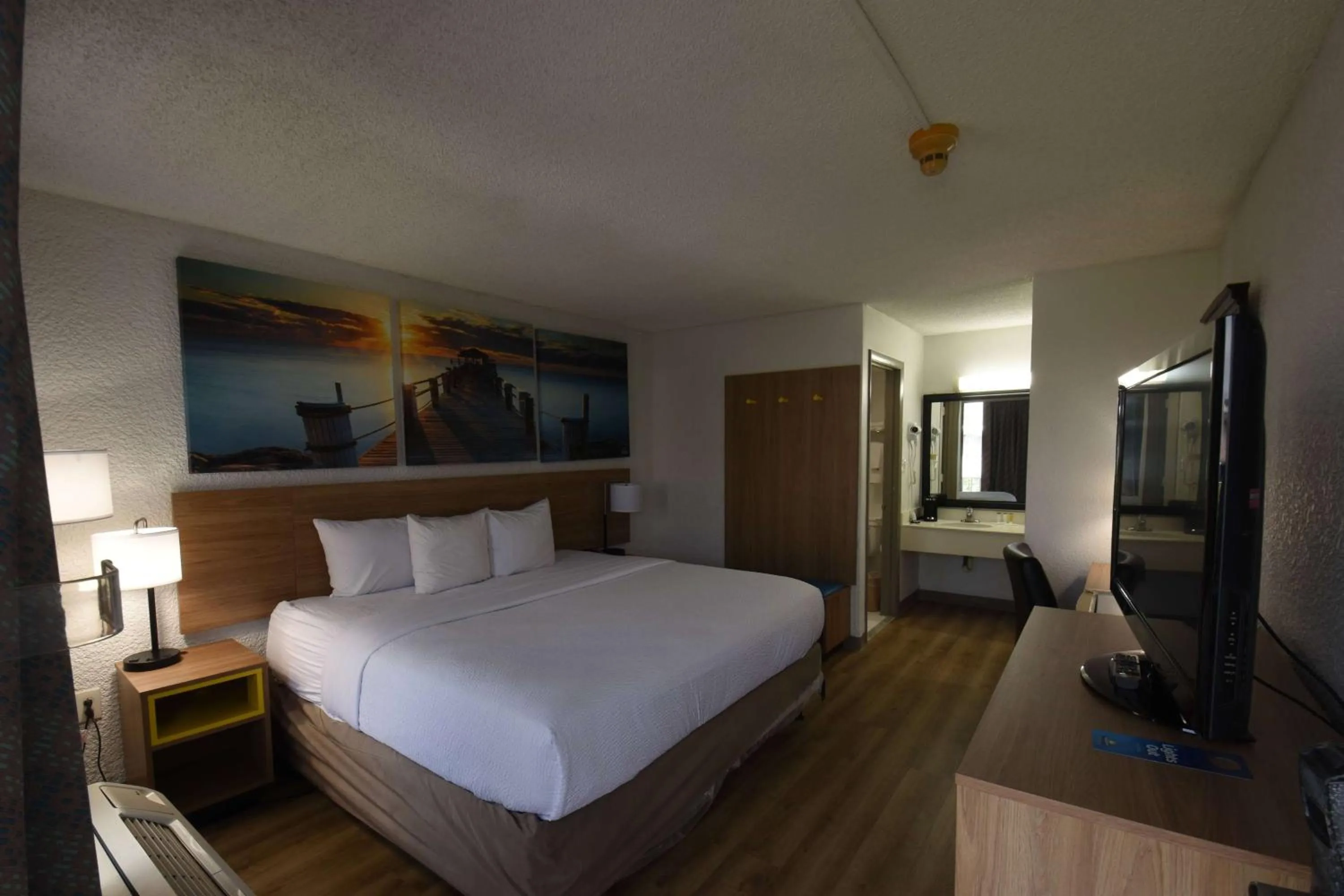 Photo of the whole room, Bed in Days Inn by Wyndham Stuart