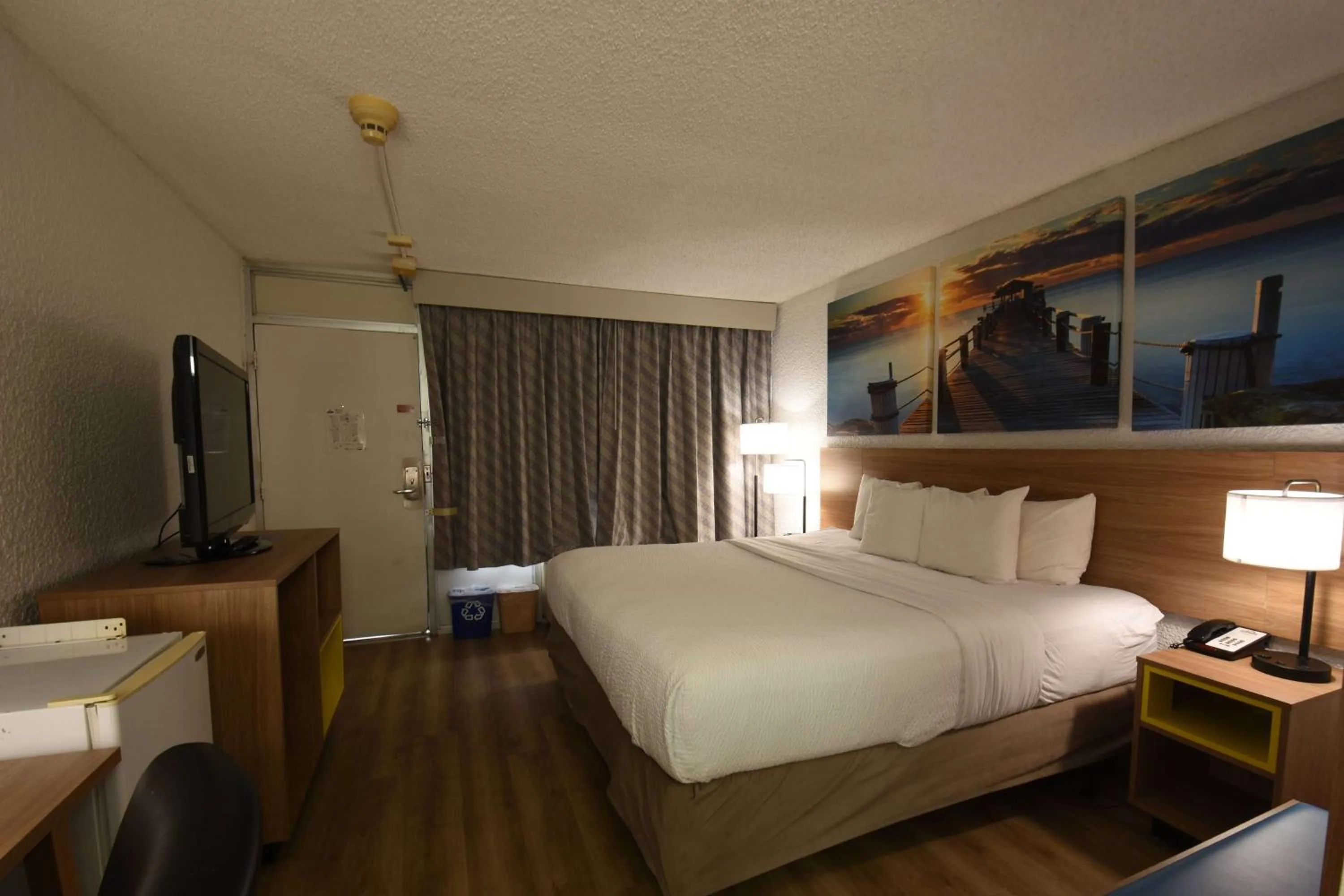 Photo of the whole room, Bed in Days Inn by Wyndham Stuart