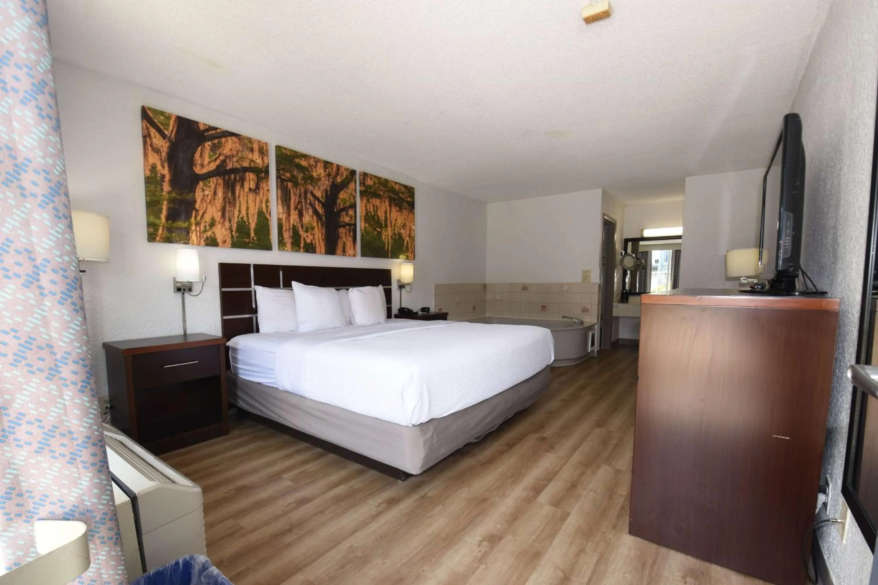Photo of the whole room, Bed in Days Inn by Wyndham Stuart