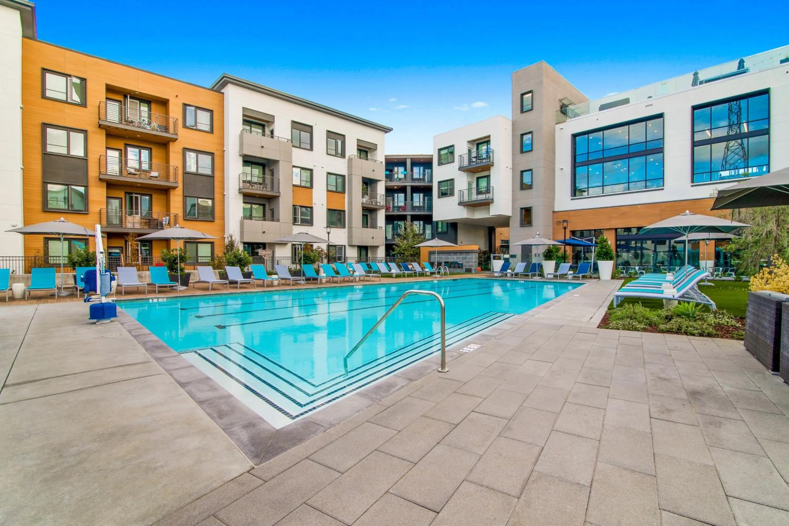 Swimming pool in Global Luxury Suites in Menlo Park