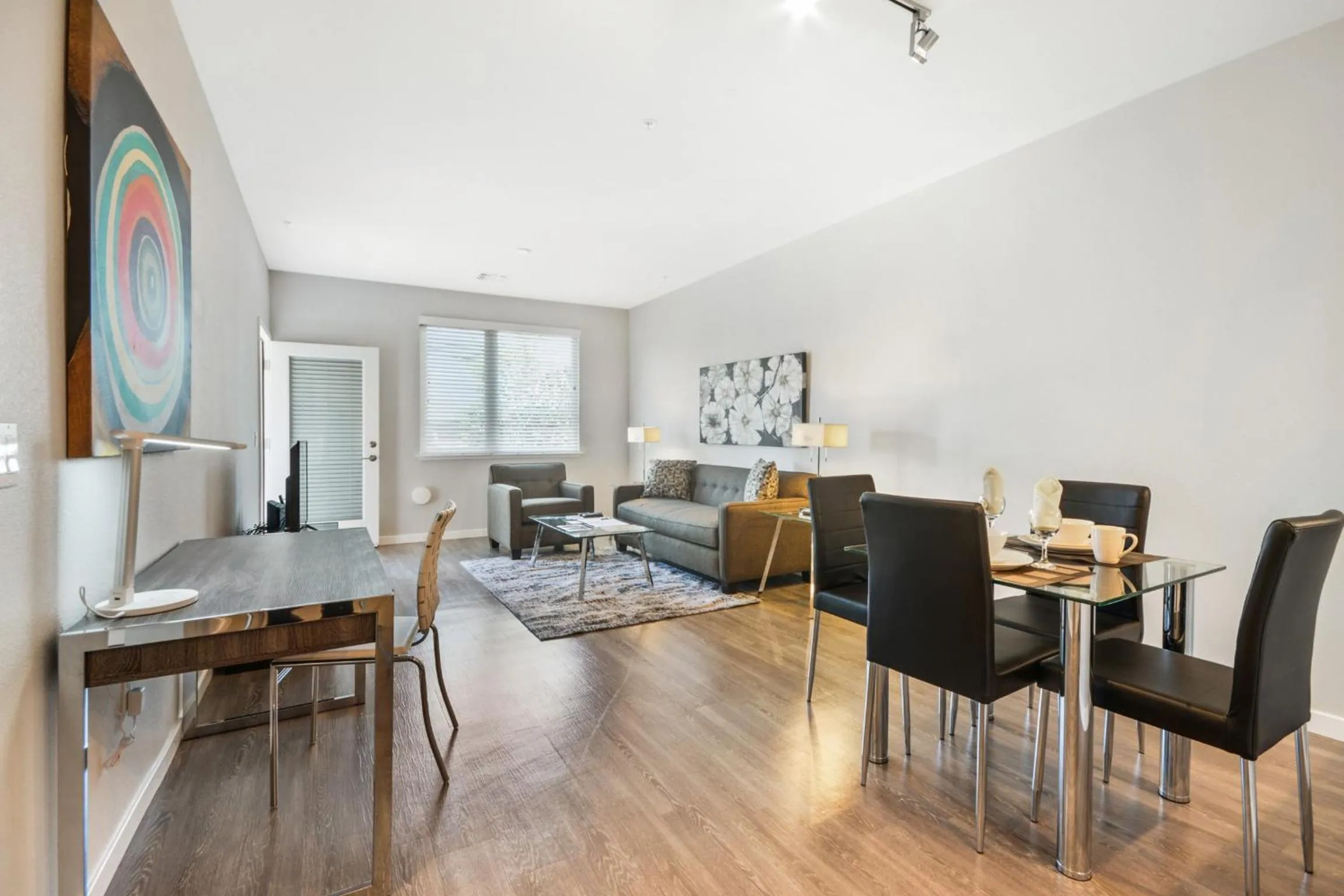 Living room in Global Luxury Suites in Menlo Park