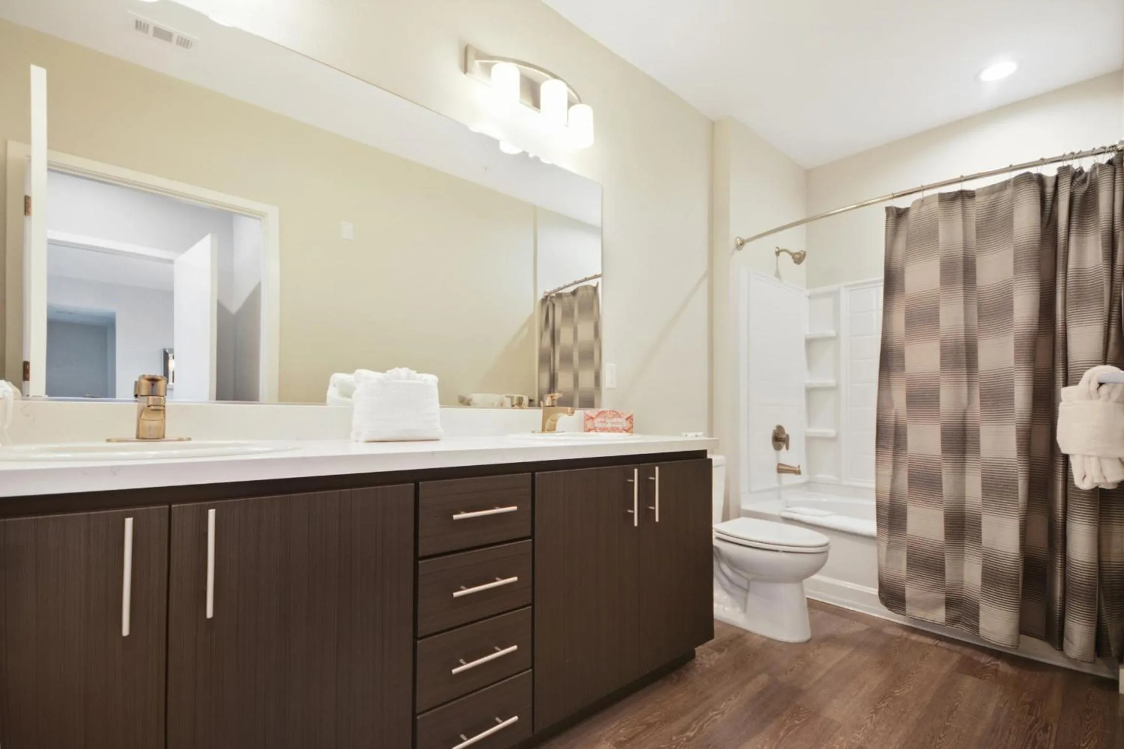 Shower in Global Luxury Suites in Menlo Park