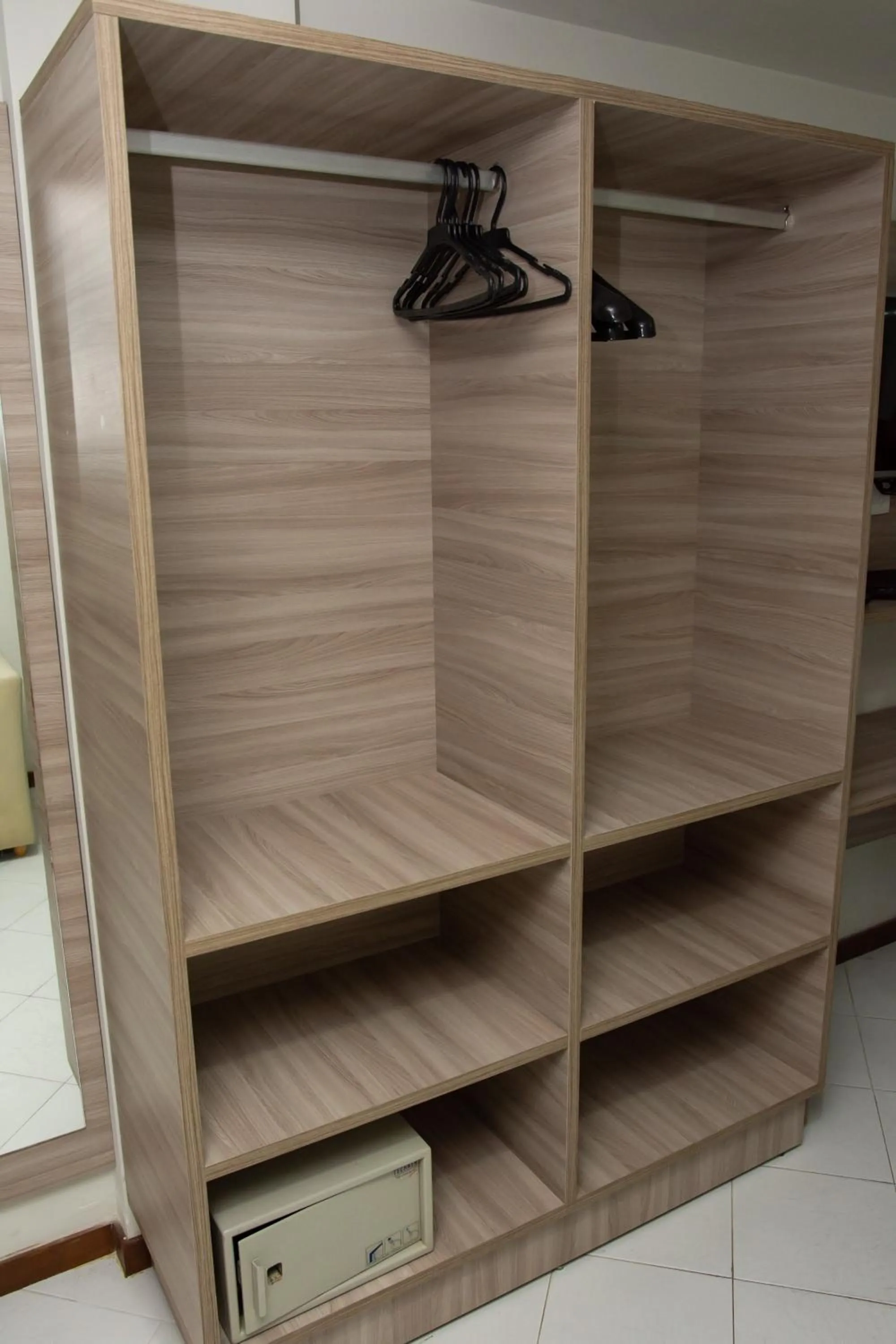 microwave in VOA Ambassador Flat