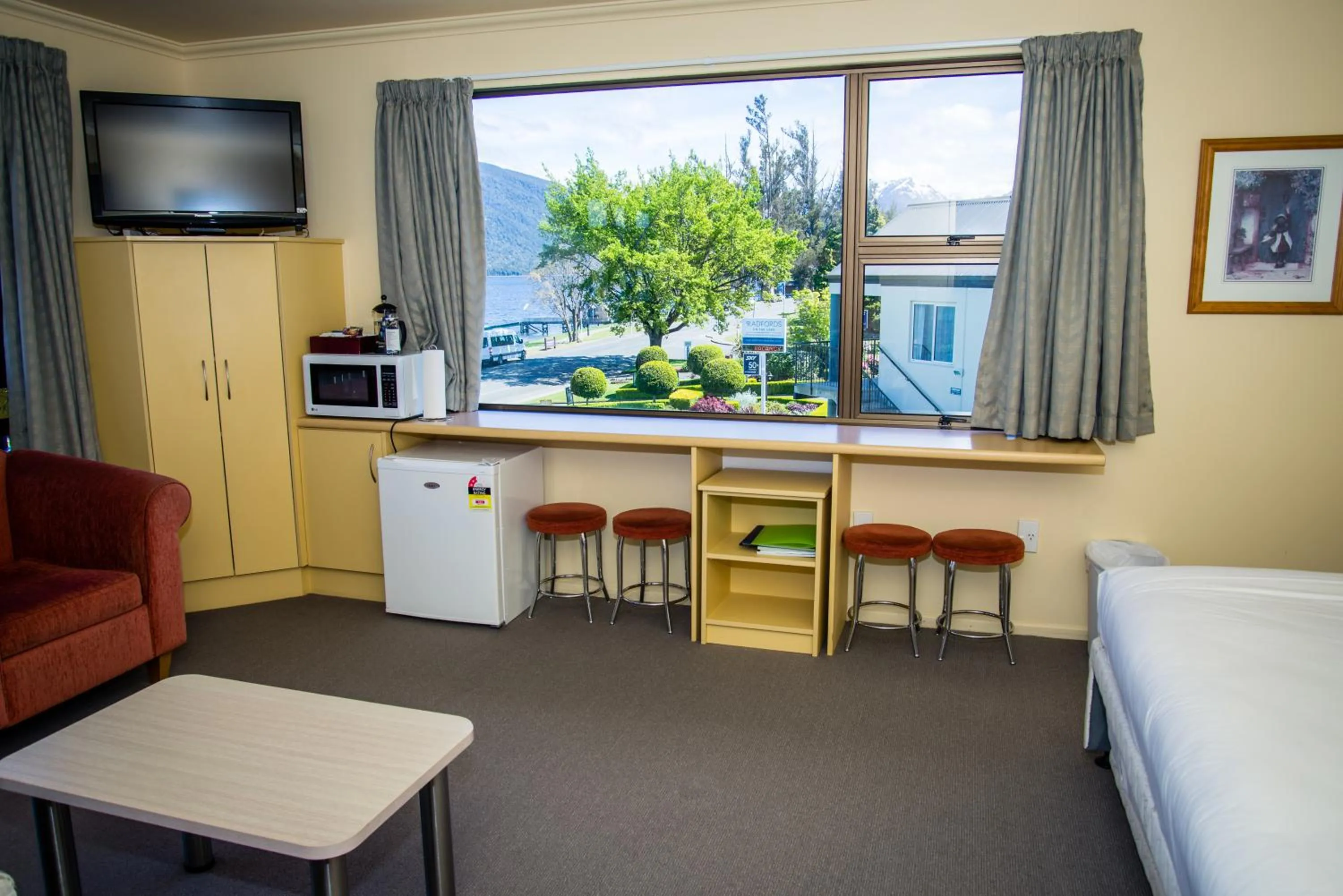 Living room in Edgewater Motel