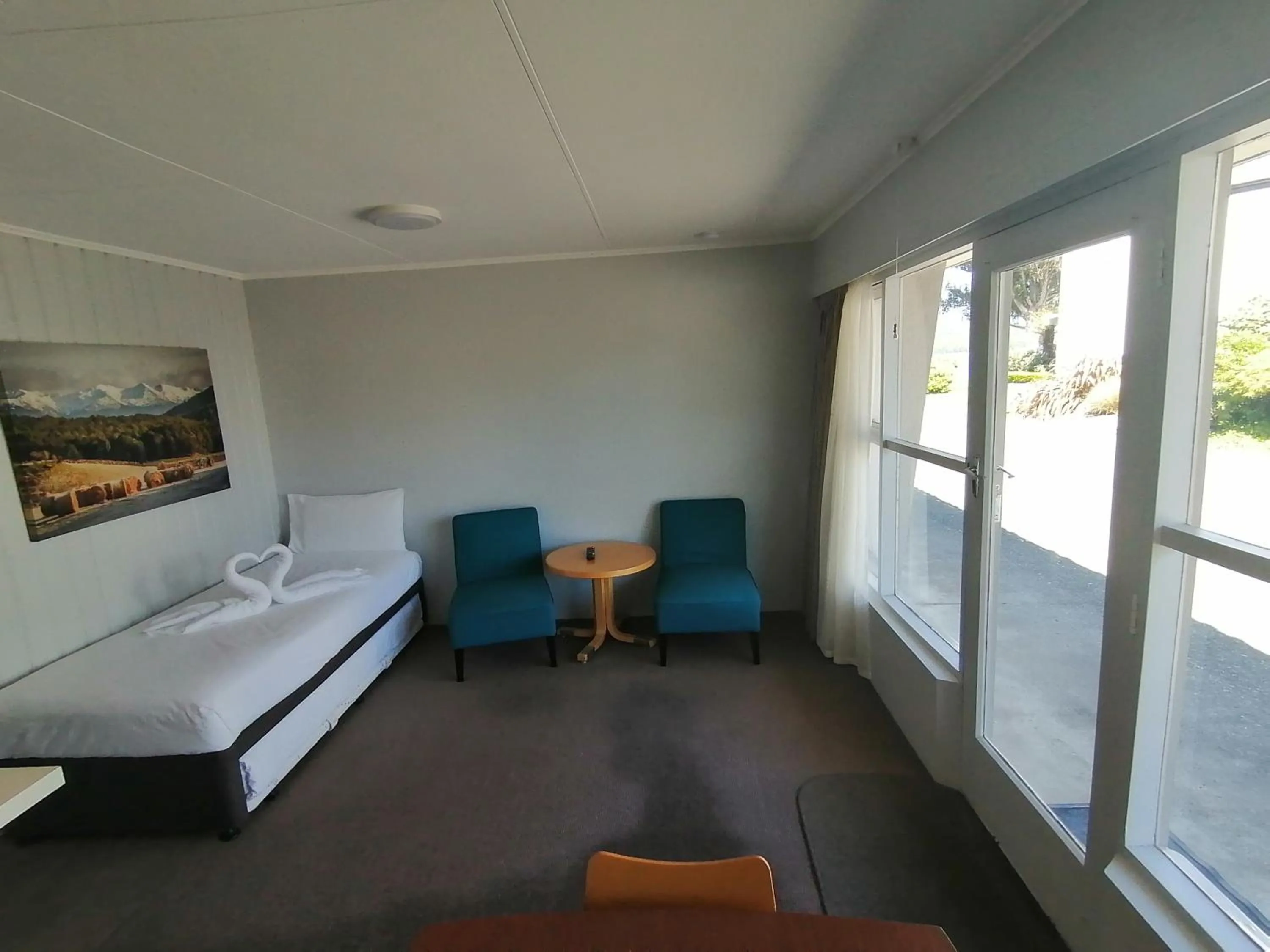 Bed in Edgewater Motel