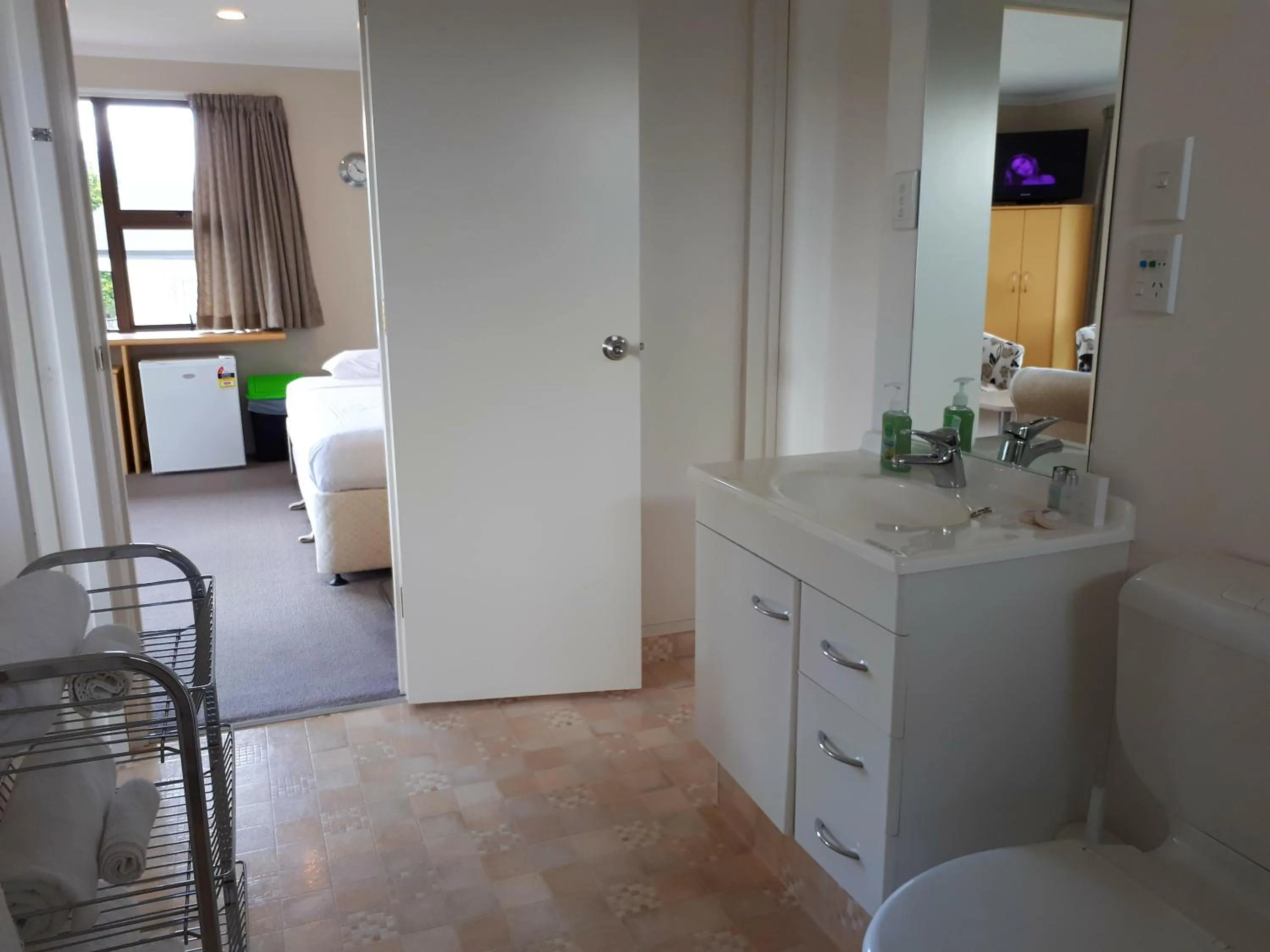 Bathroom, Bed in Edgewater Motel