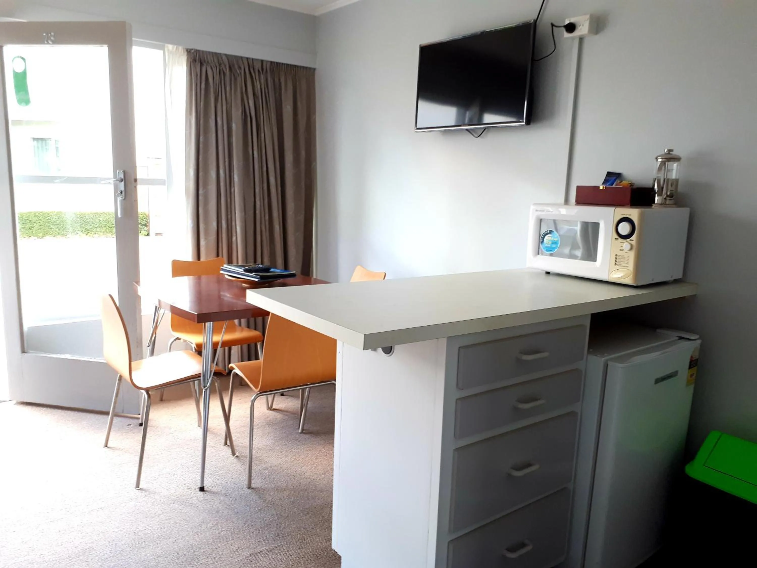 Communal lounge/ TV room in Edgewater Motel