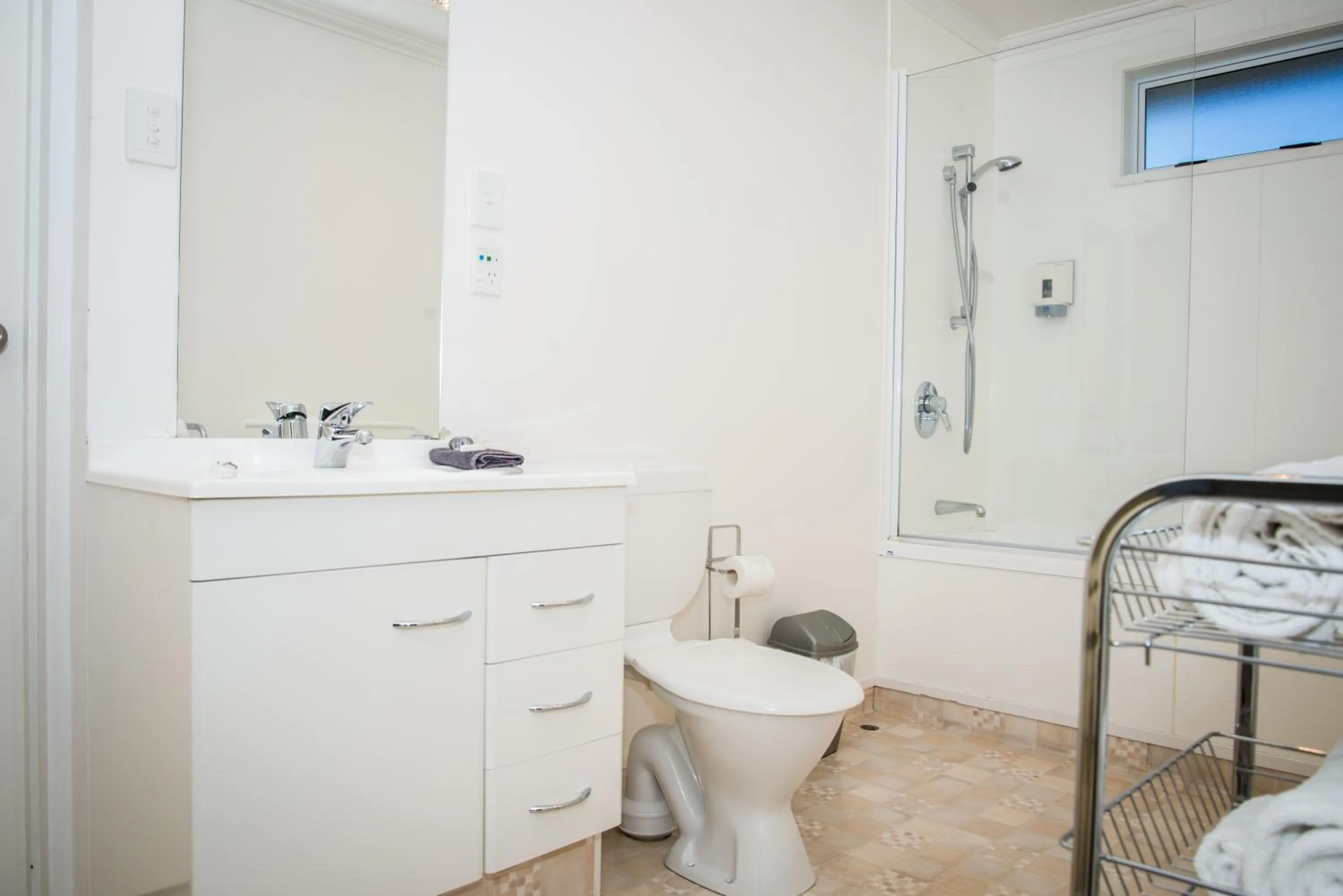 Shower in Edgewater Motel