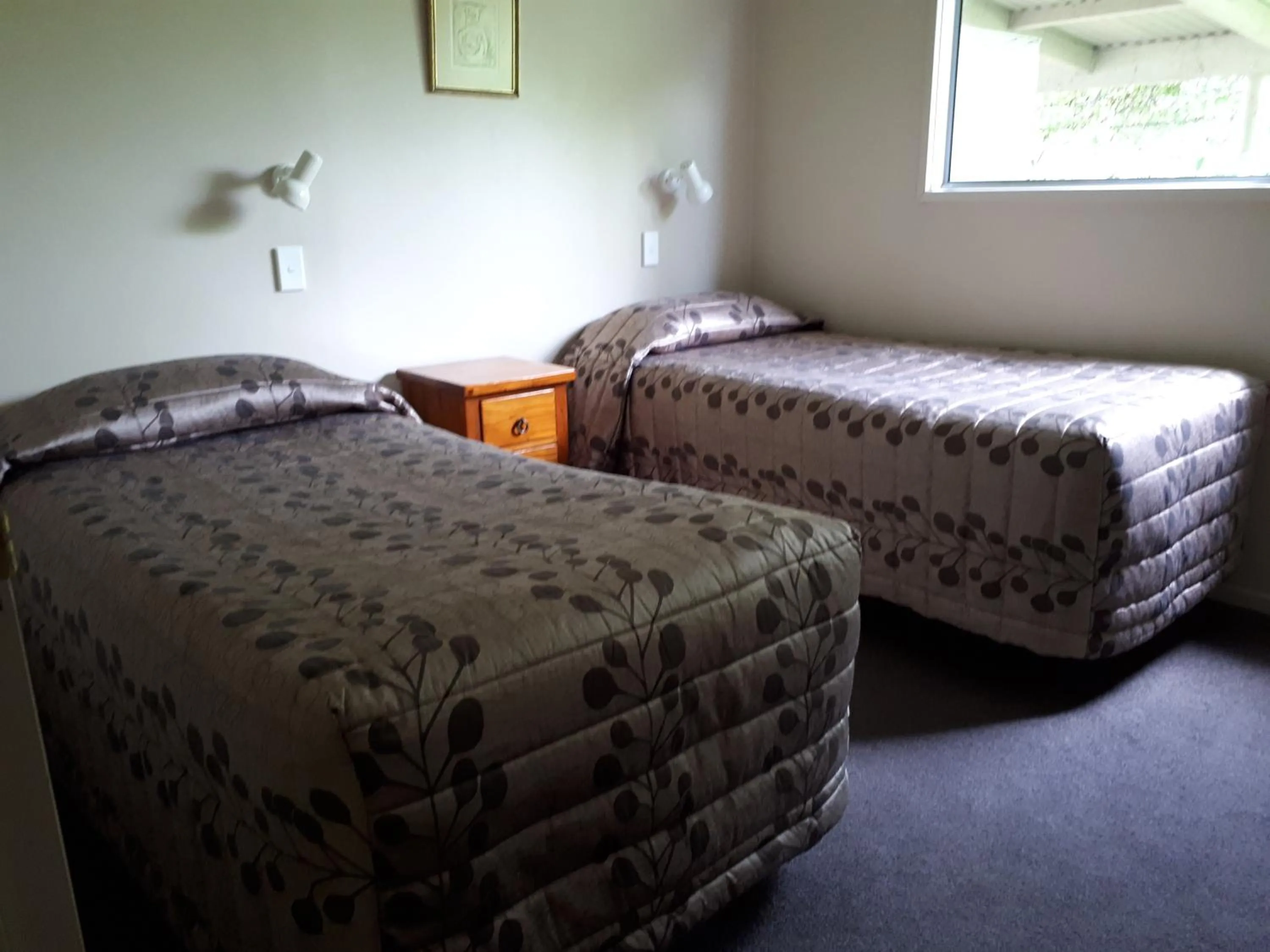 Bed in Edgewater Motel