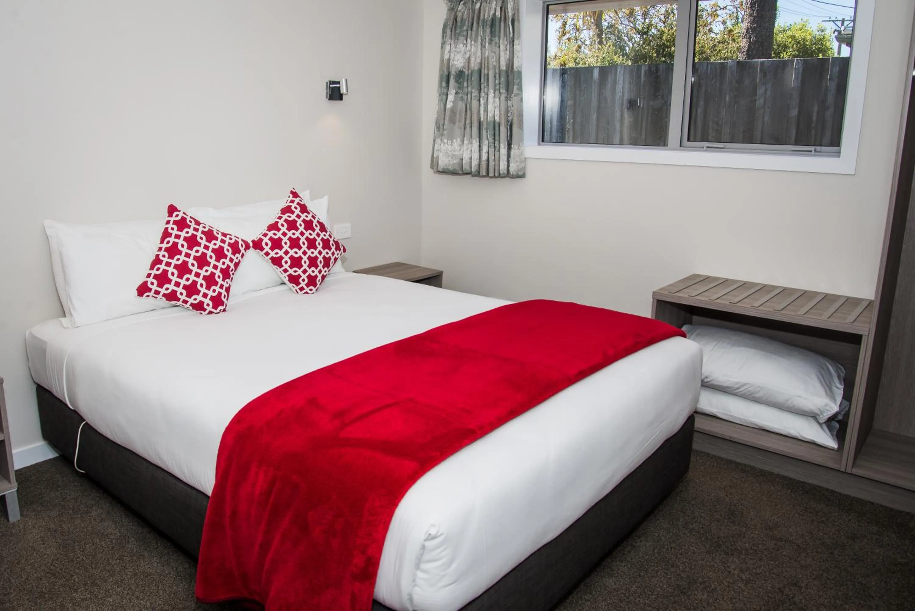 Bedroom, Bed in Edgewater Motel