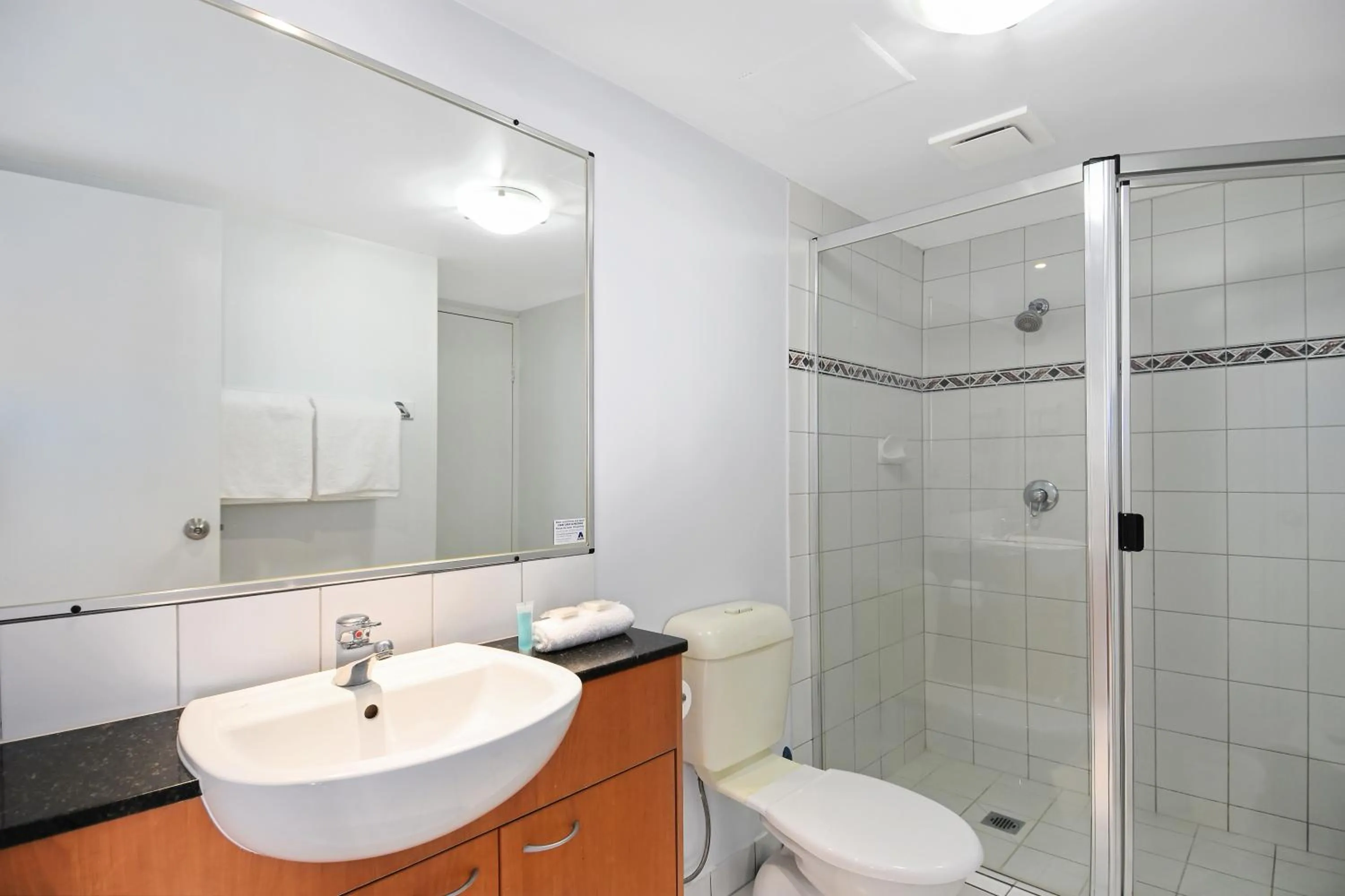 Shower in Palazzo Colonnades