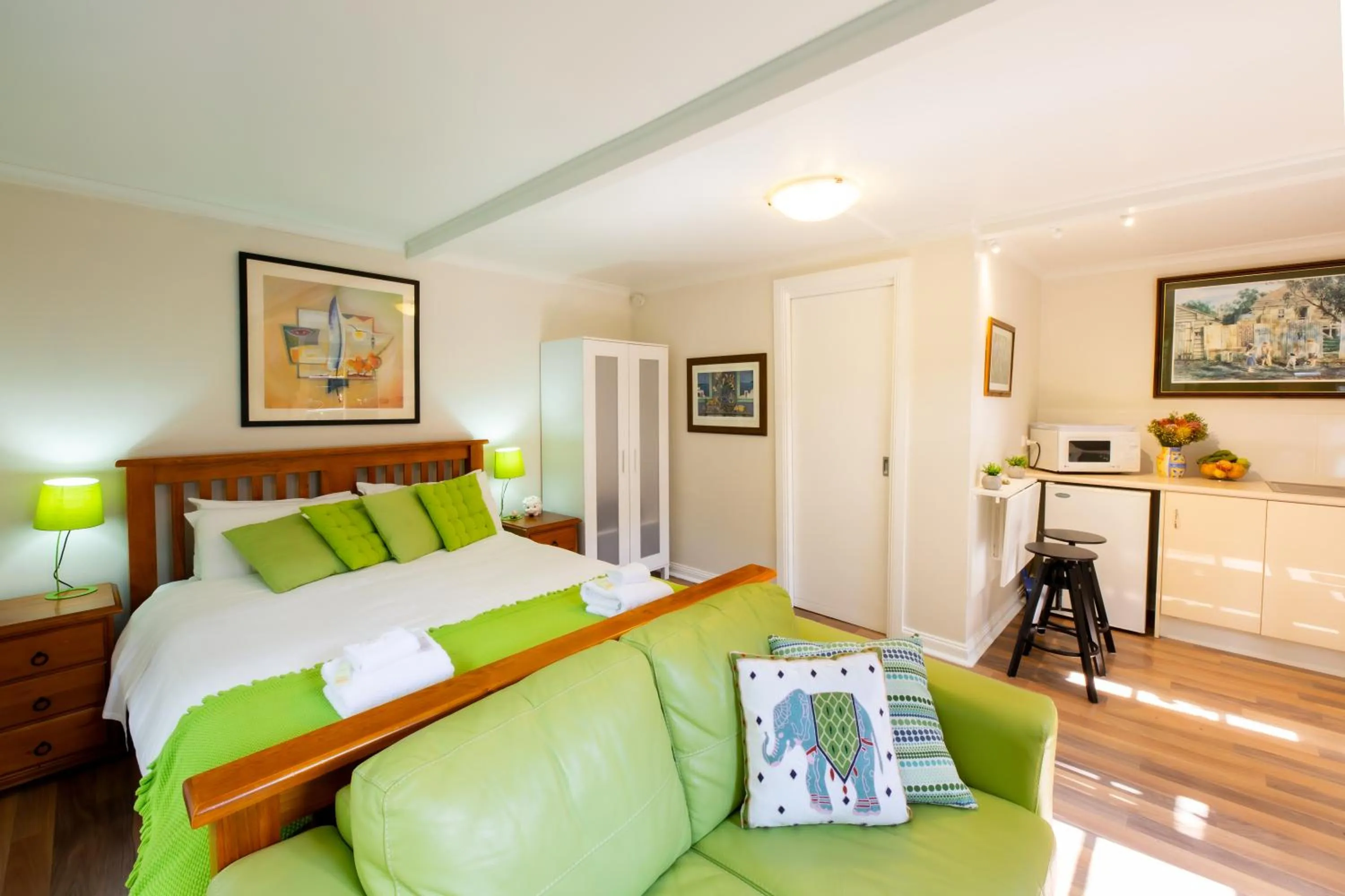 Kitchen or kitchenette, Bed in Holly Lodge