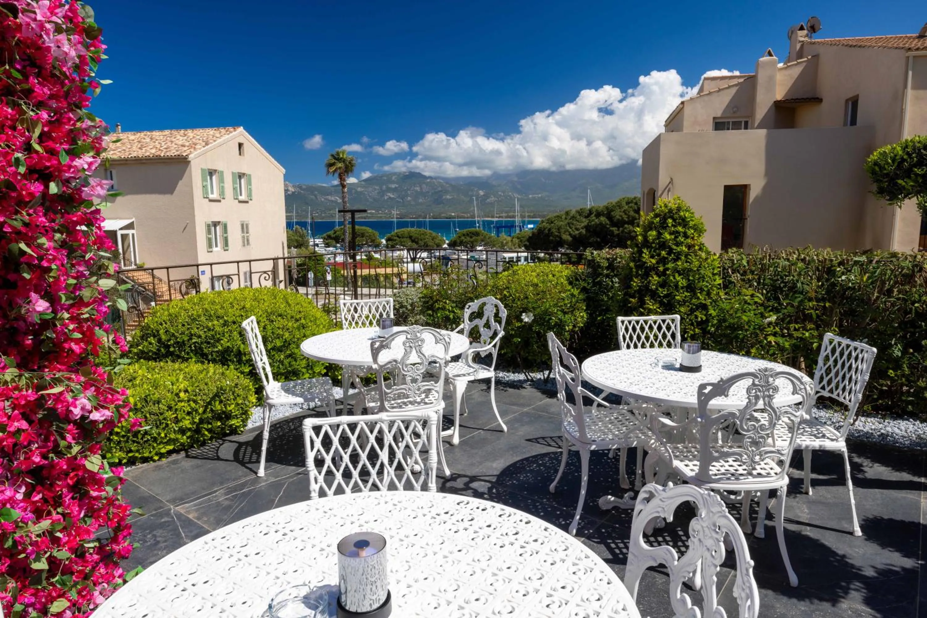 Patio in Hôtel L'Abbaye