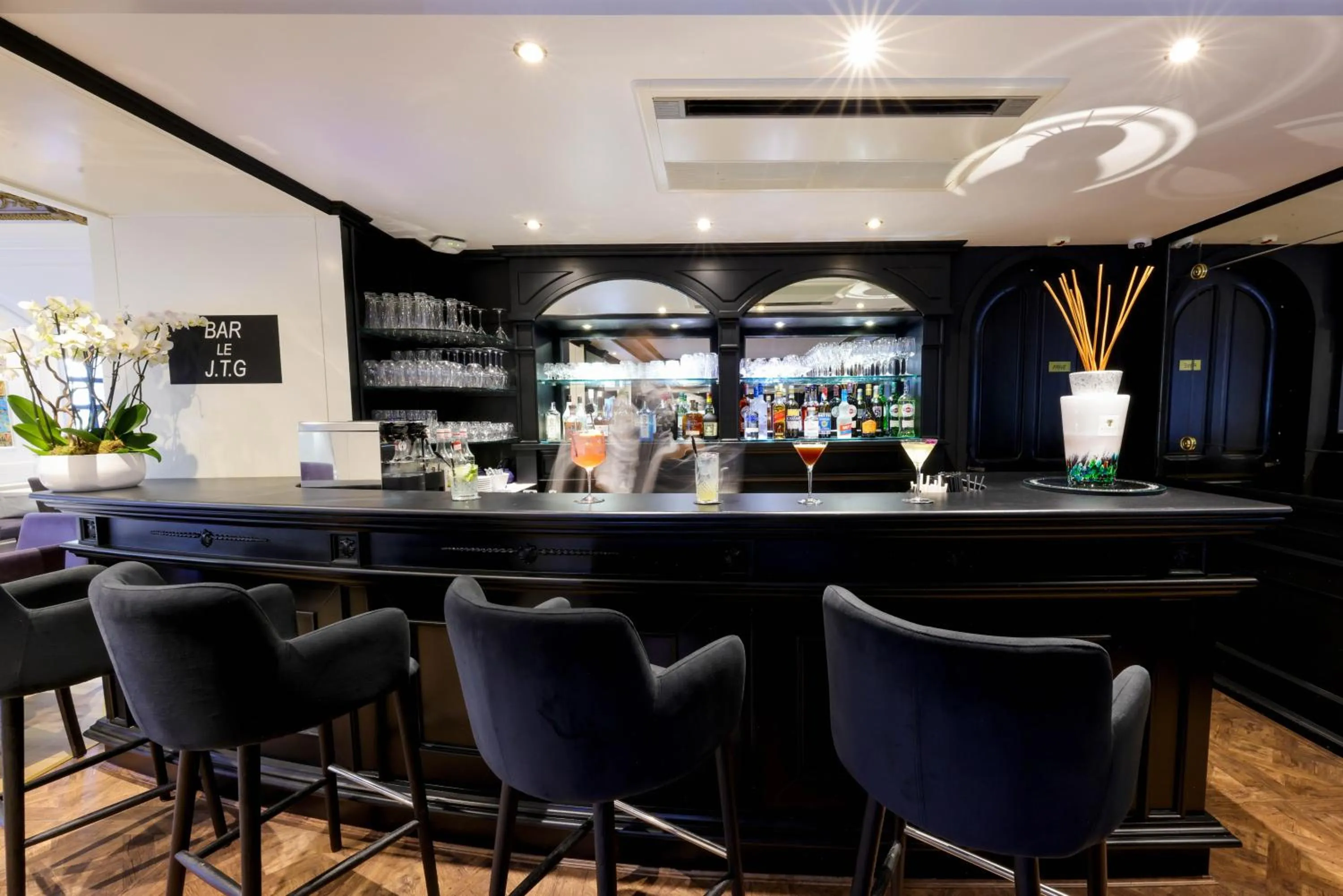 Lounge or bar in Hôtel L'Abbaye