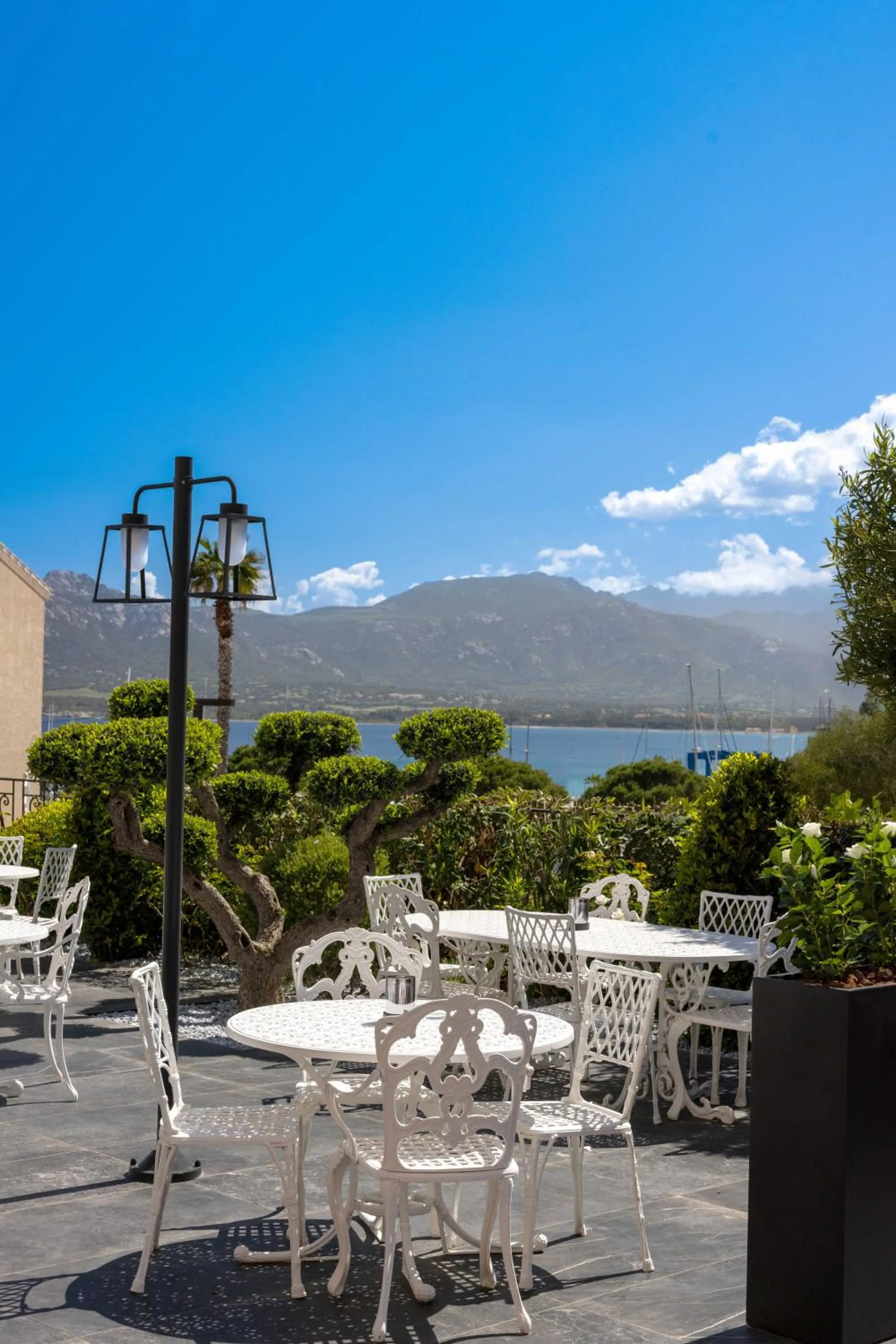 Patio in Hôtel L'Abbaye