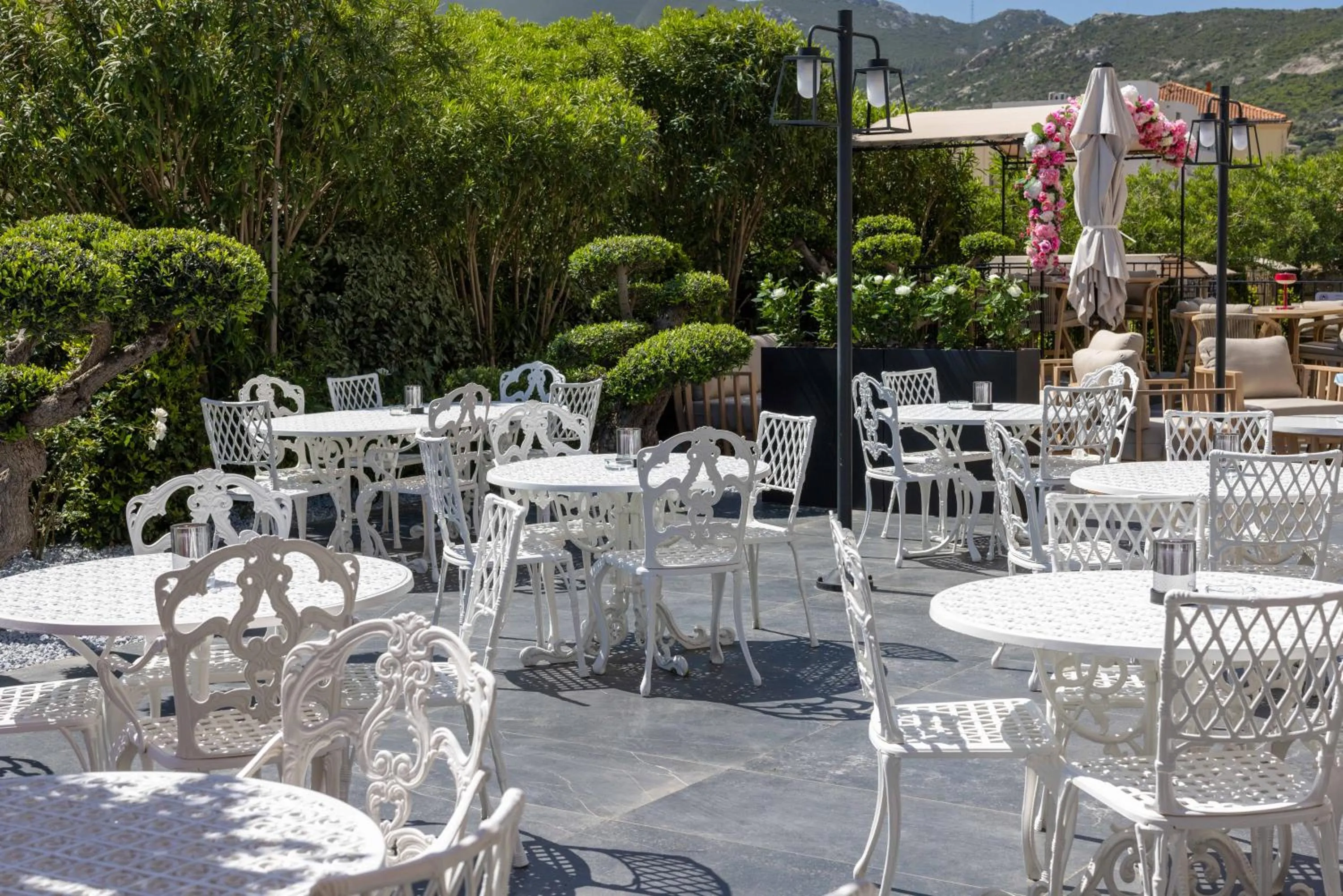 Patio in Hôtel L'Abbaye