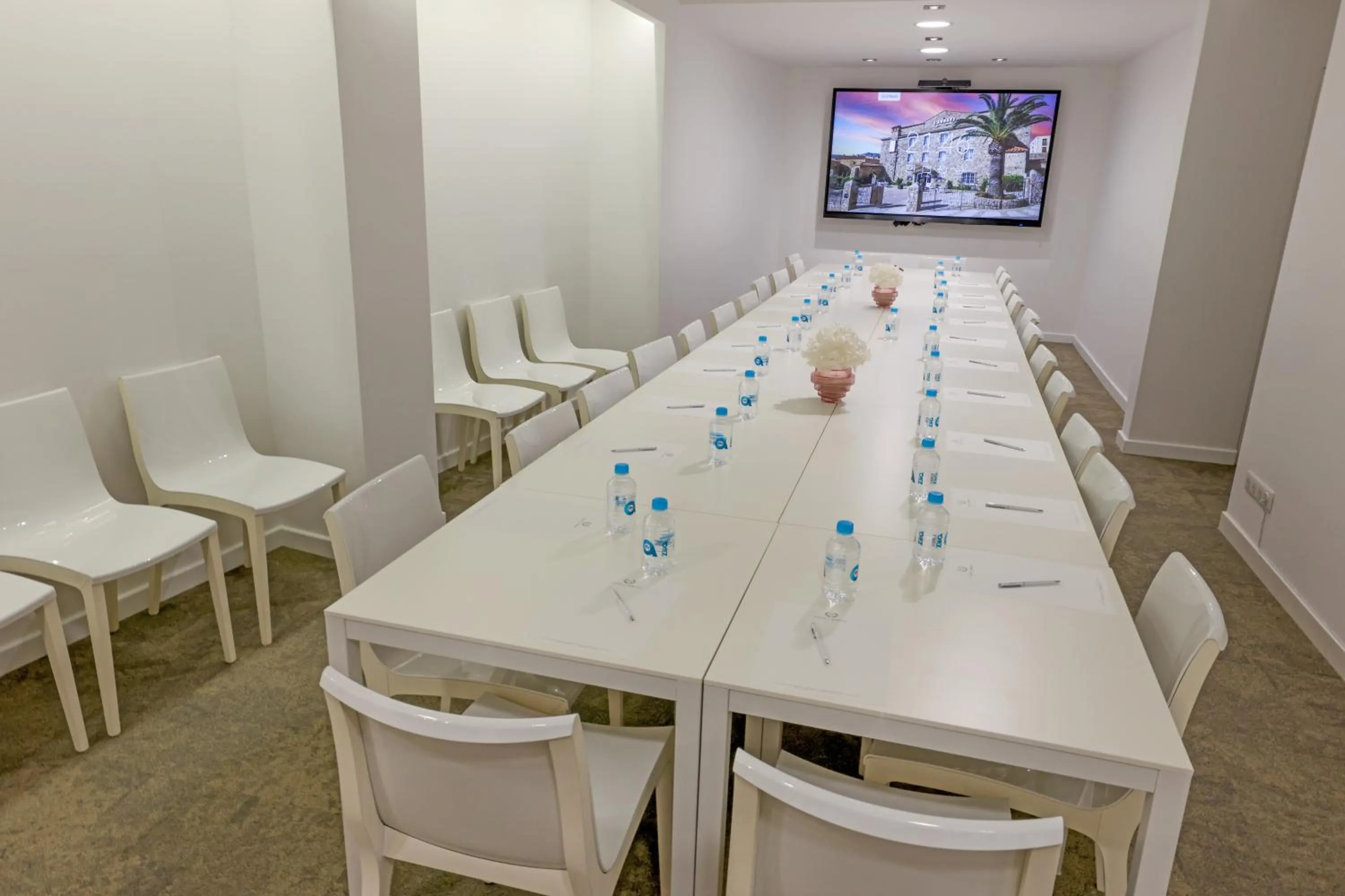 Meeting/conference room in Hôtel L'Abbaye