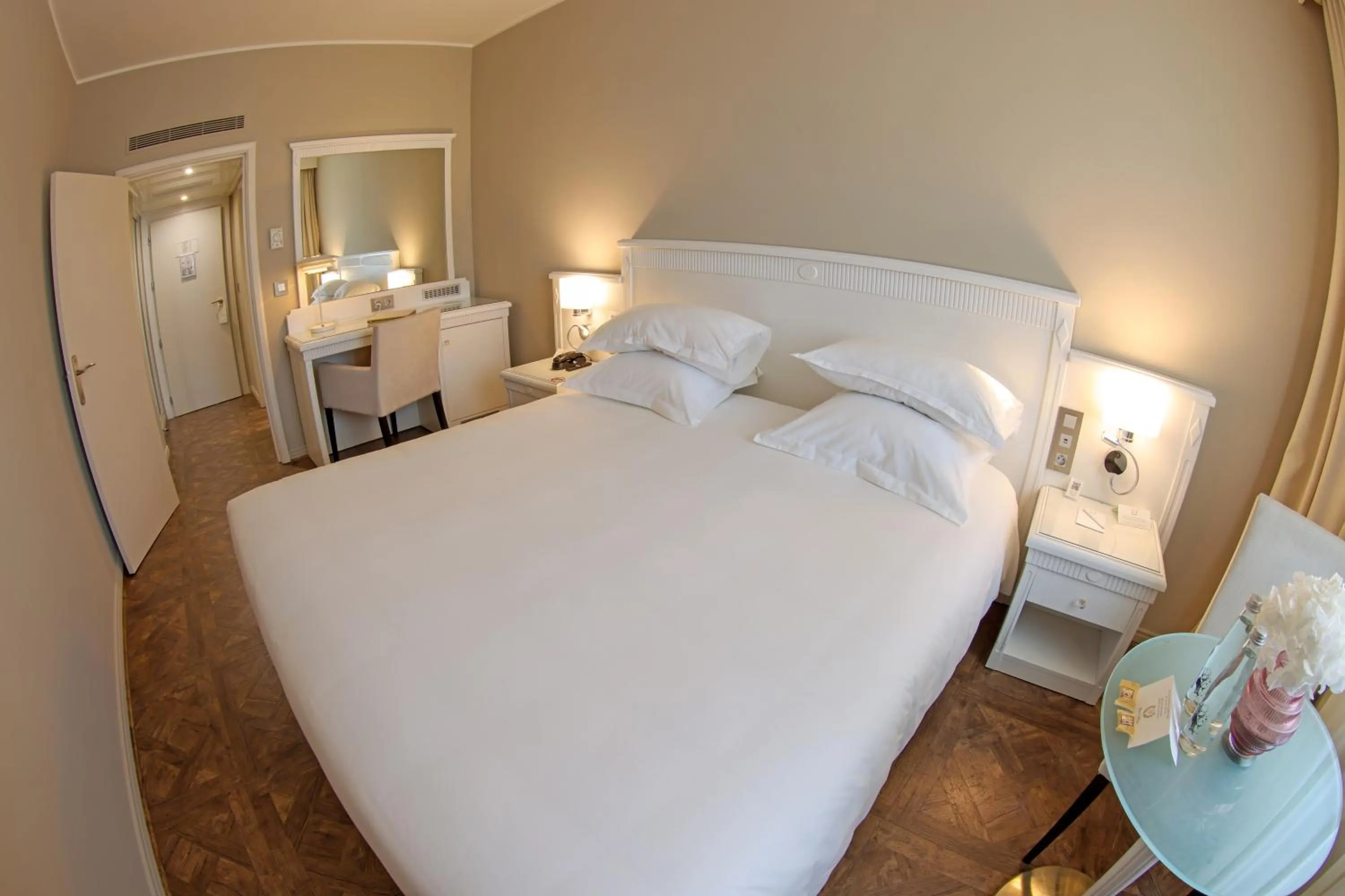 Bedroom, Bed in Hôtel L'Abbaye