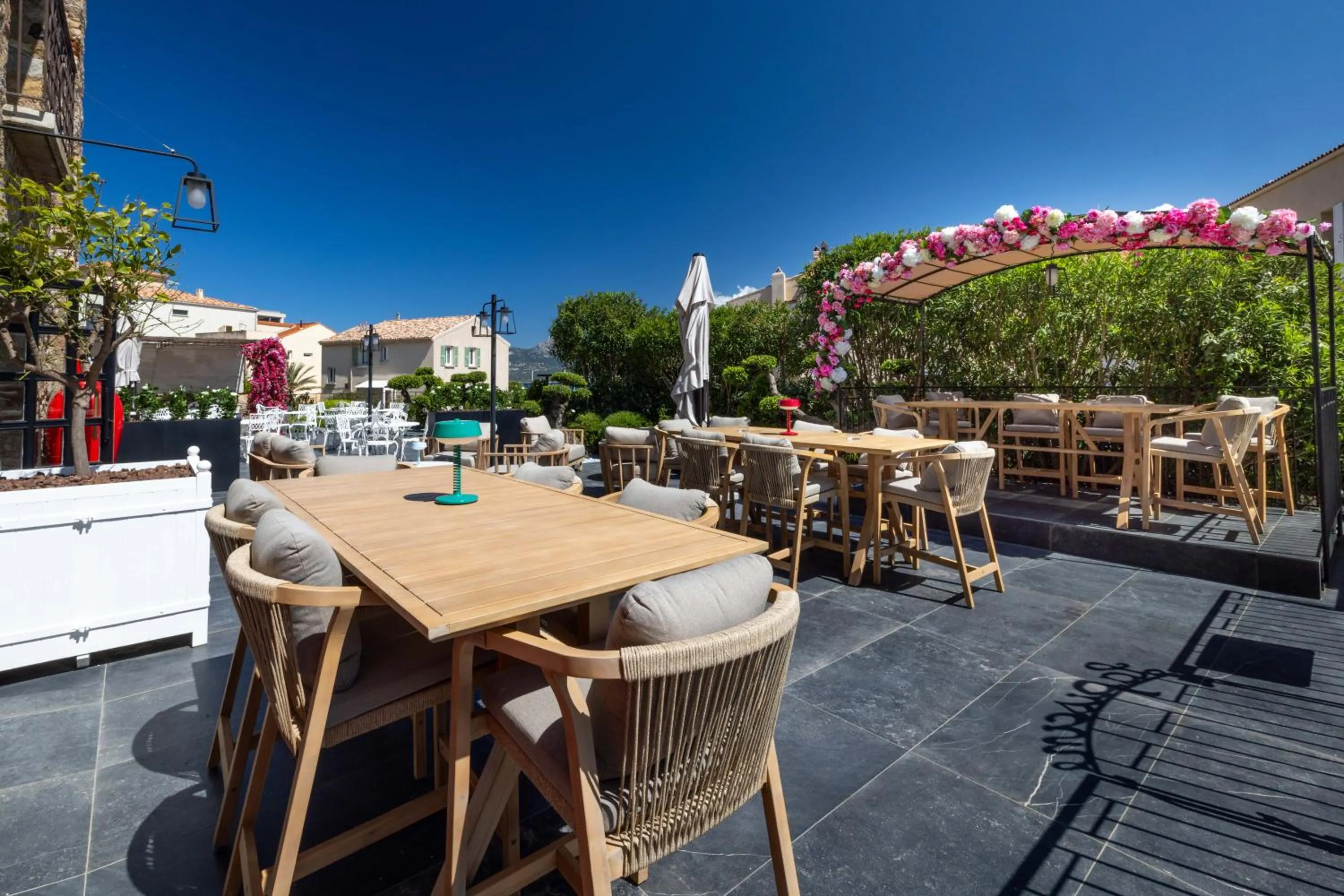 Patio in Hôtel L'Abbaye