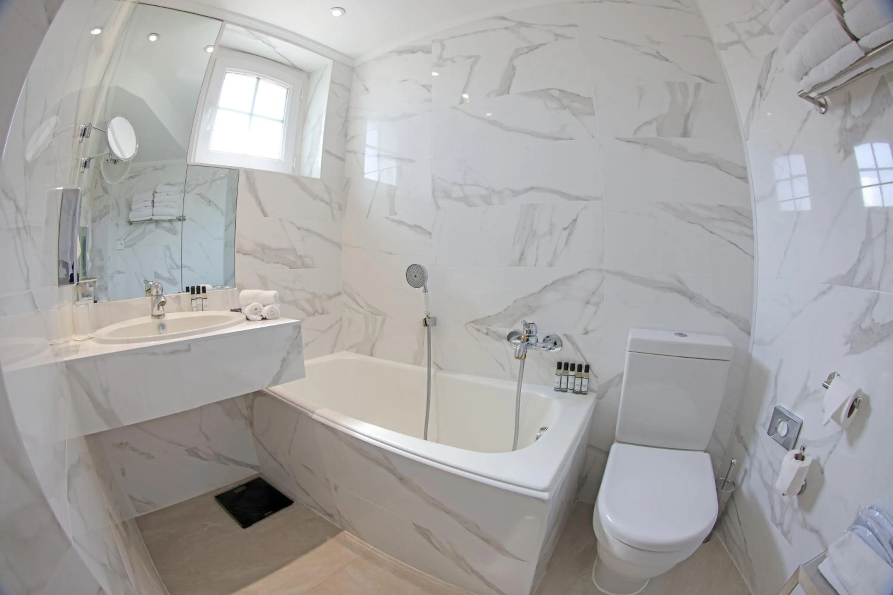 Bathroom in Hôtel L'Abbaye