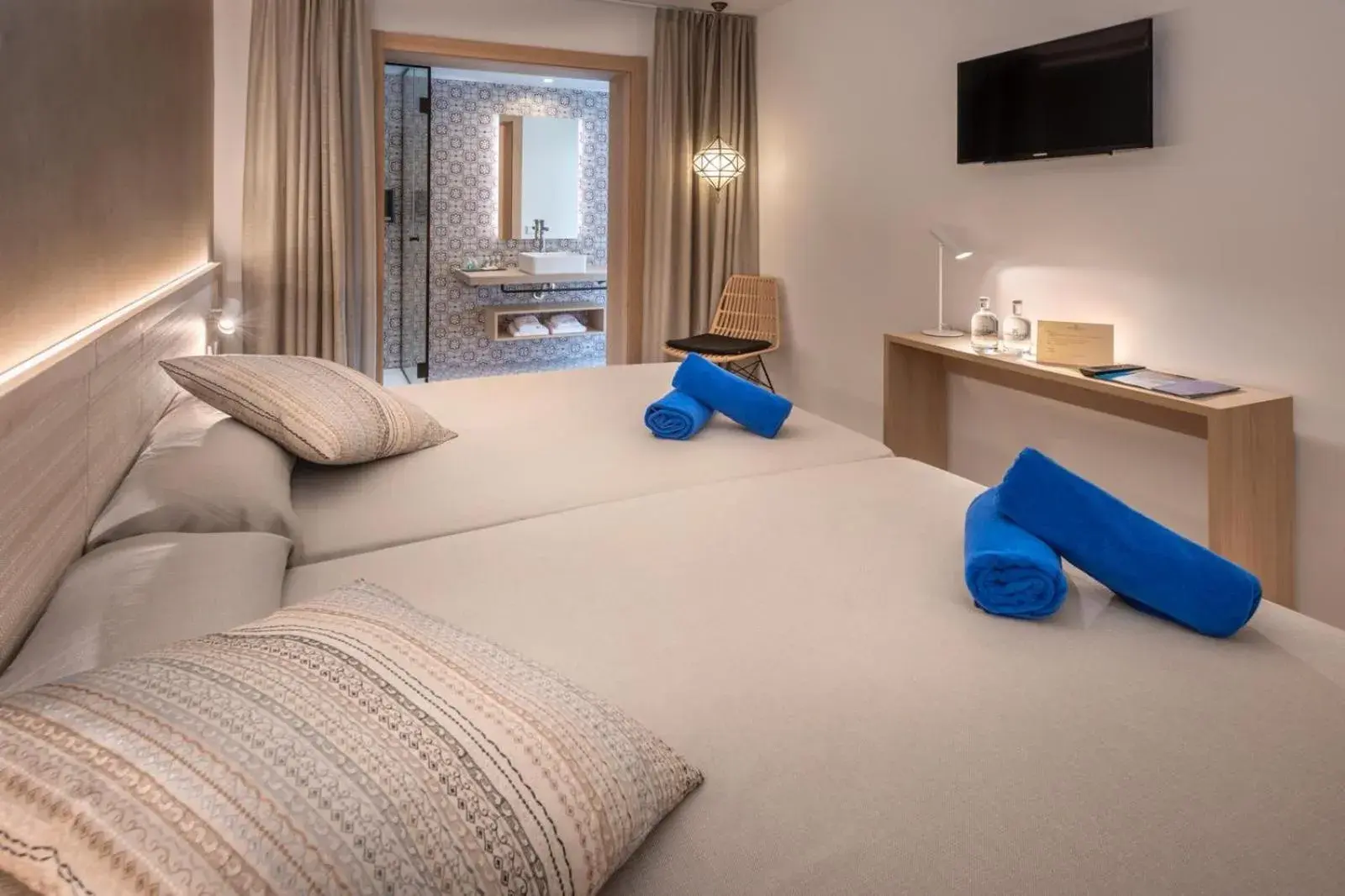 Premium Triple Room in Hotel Alhambra Premium Triple Room in Hotel Alhambra