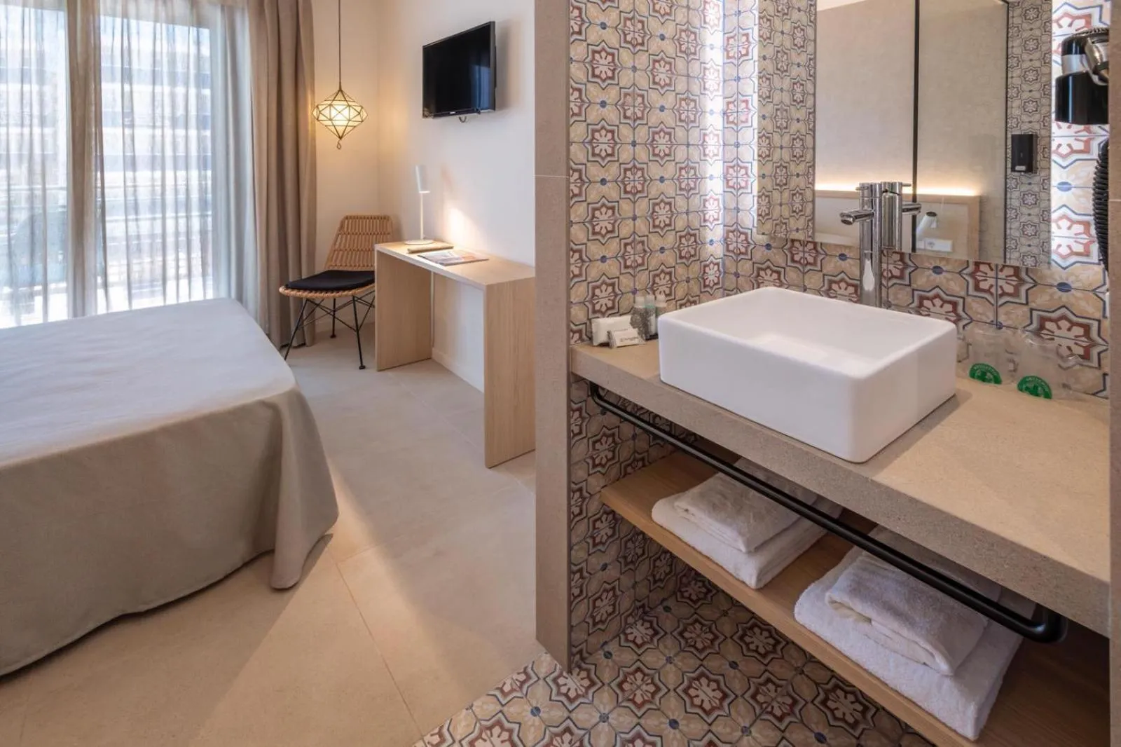 Photo of the whole room, Bed in Hotel Alhambra