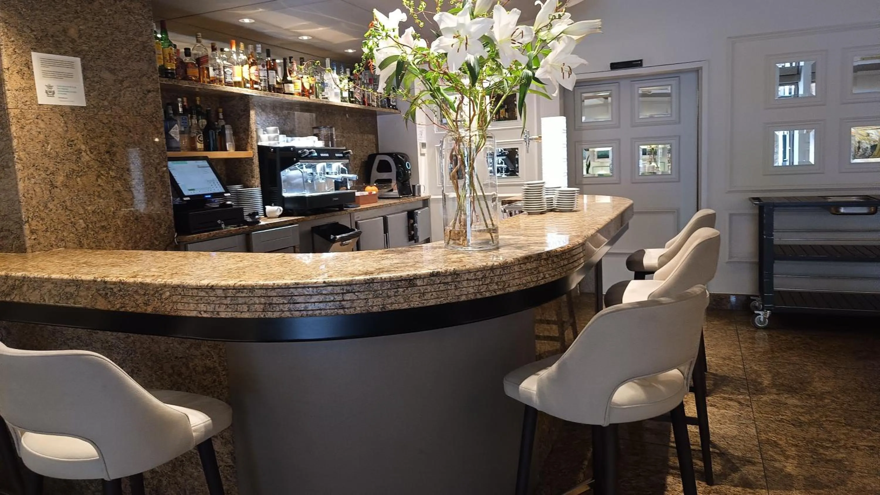 Lounge or bar in Hotel Pirineos Figueres by Pierre & Vacances