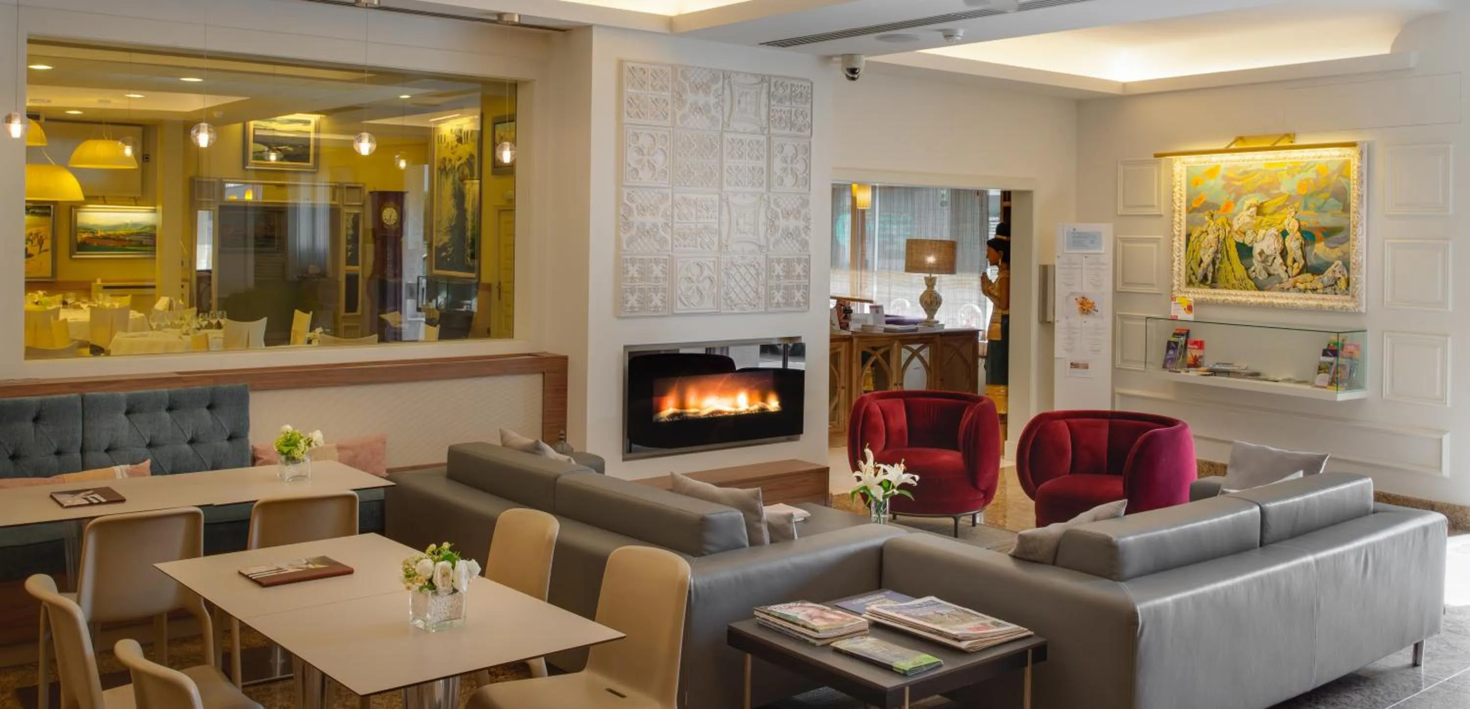 Lounge or bar in Hotel Pirineos Figueres by Pierre & Vacances