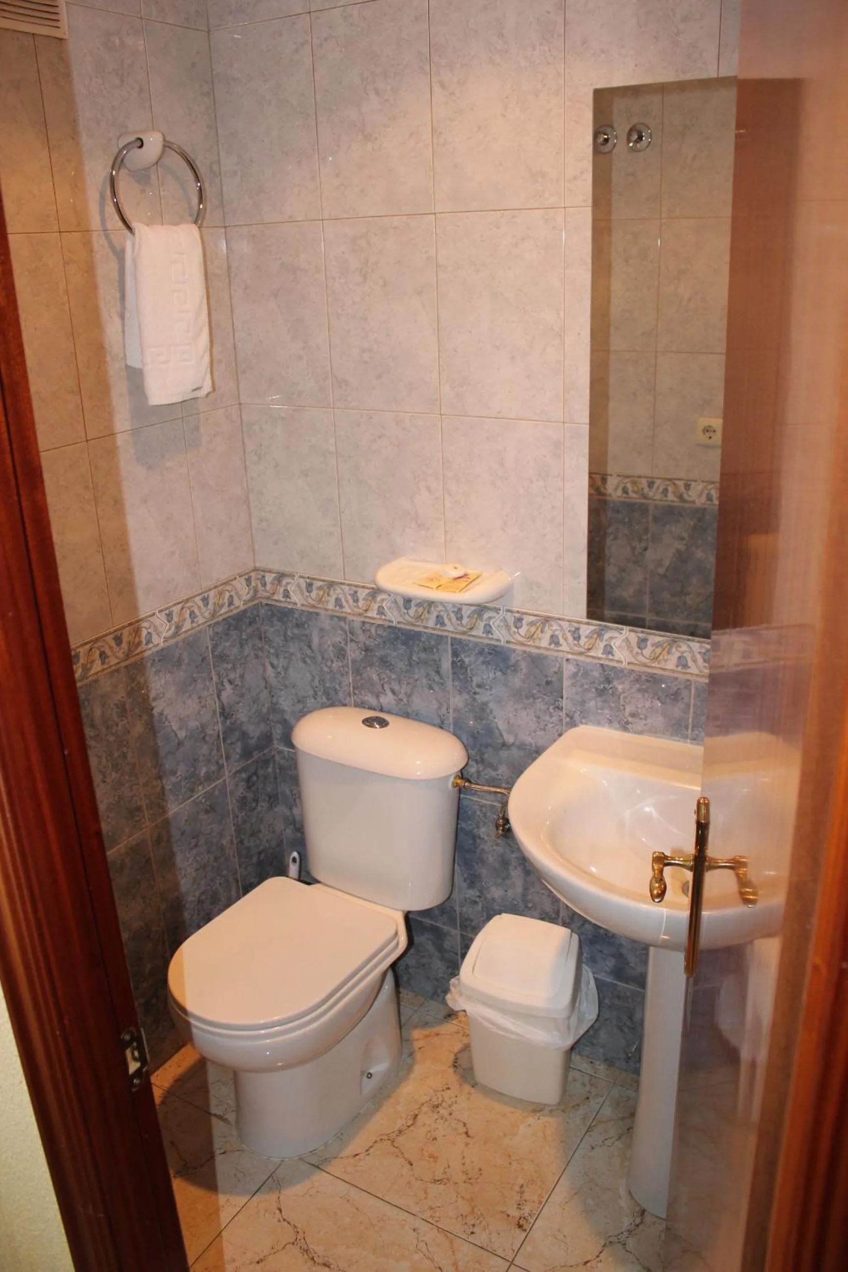 Toilet in Hostal Jaime I