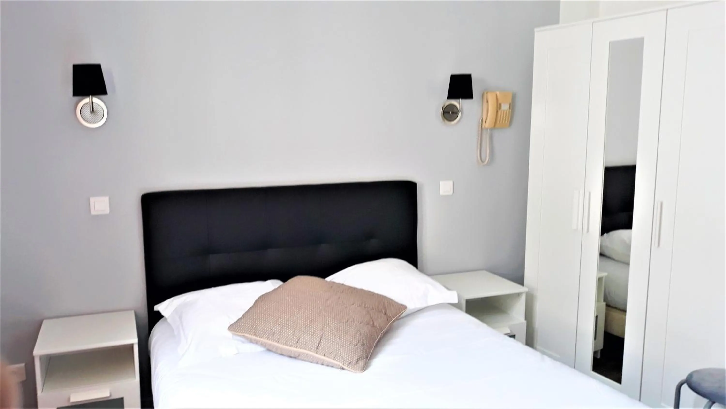 Photo of the whole room in Hotel Le Reynita