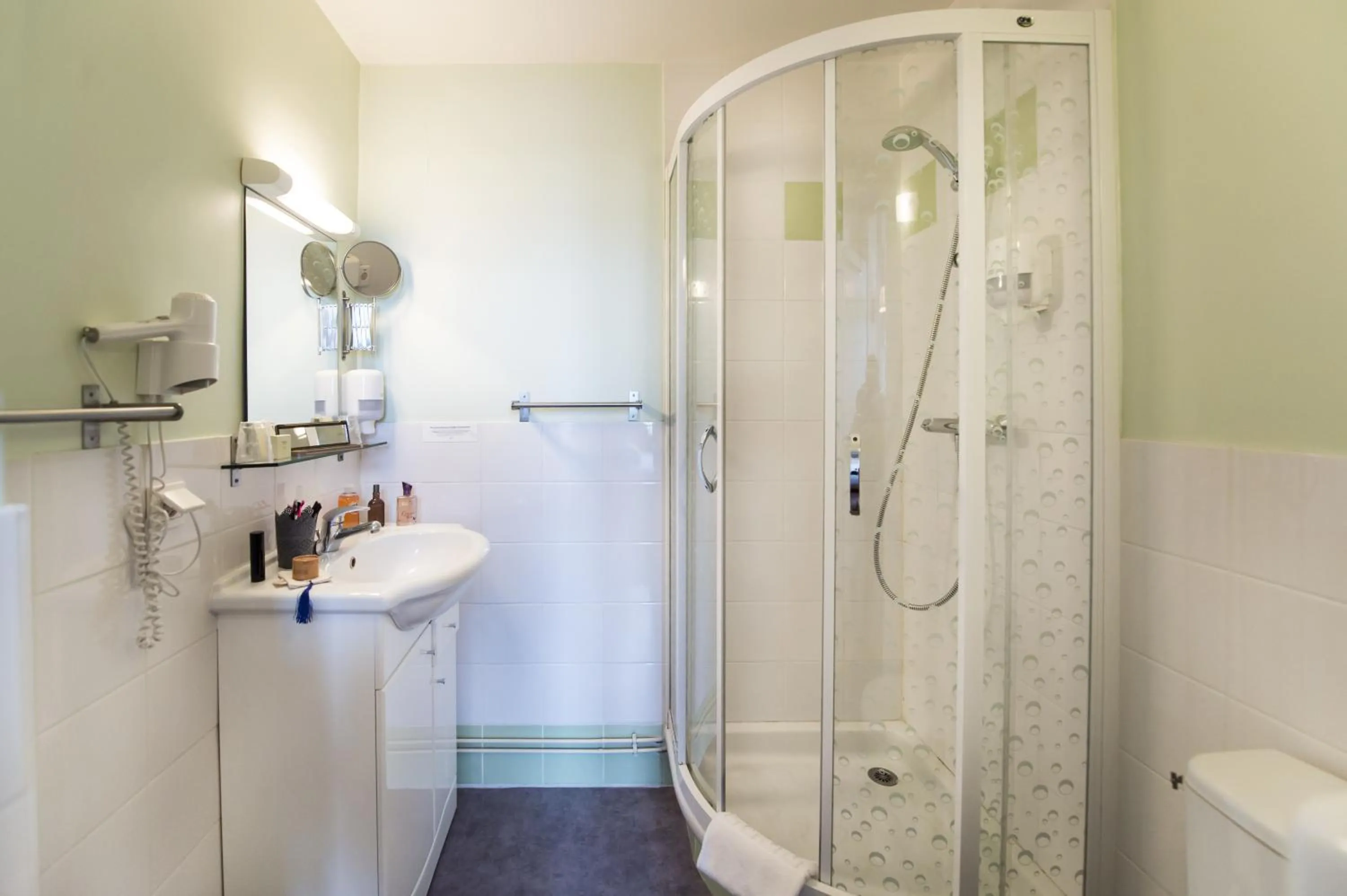 Bathroom in Cristal Hôtel Restaurant - Logis Hotels