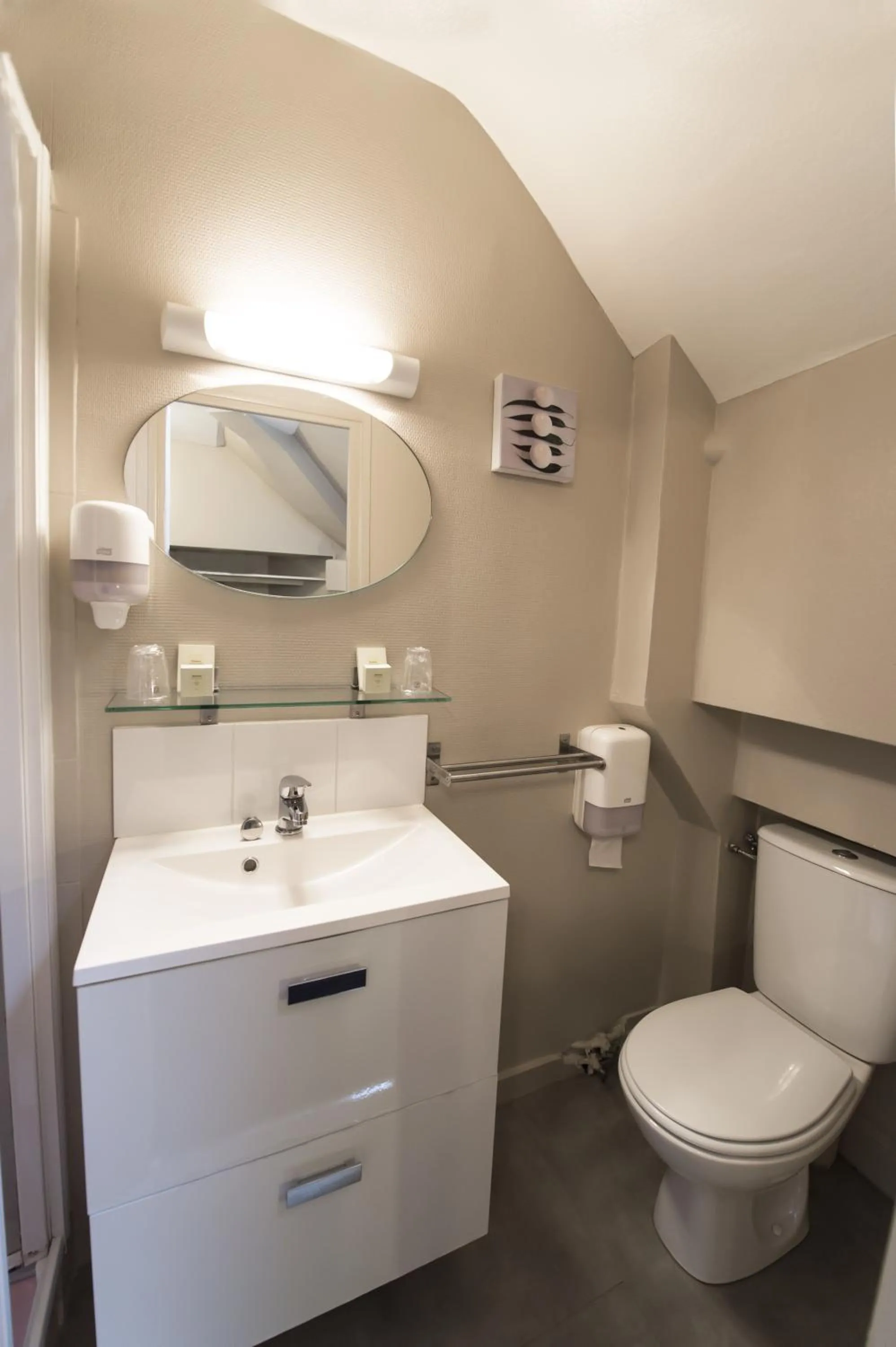 Bathroom in Cristal Hôtel Restaurant - Logis Hotels