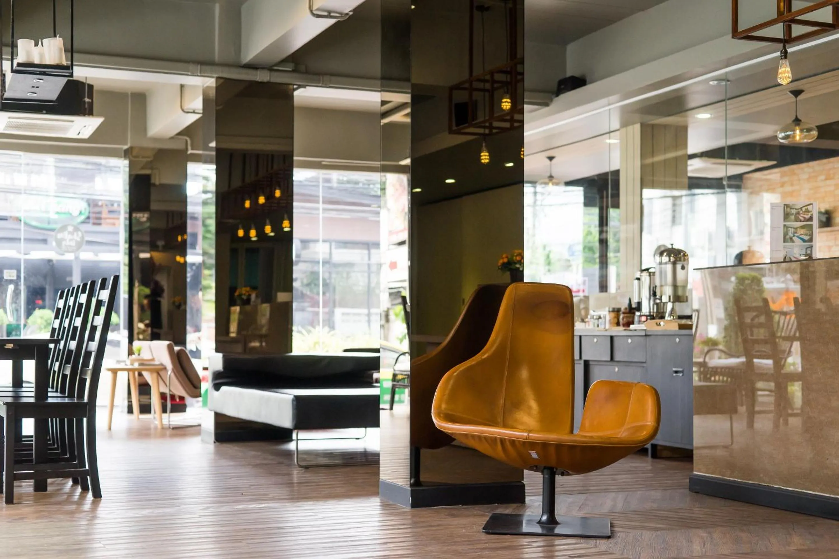 Communal lounge/ TV room in Ton Aor Place Hotel