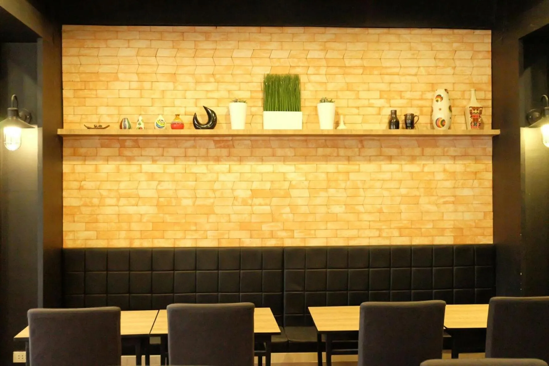 Restaurant/places to eat in Ton Aor Place Hotel