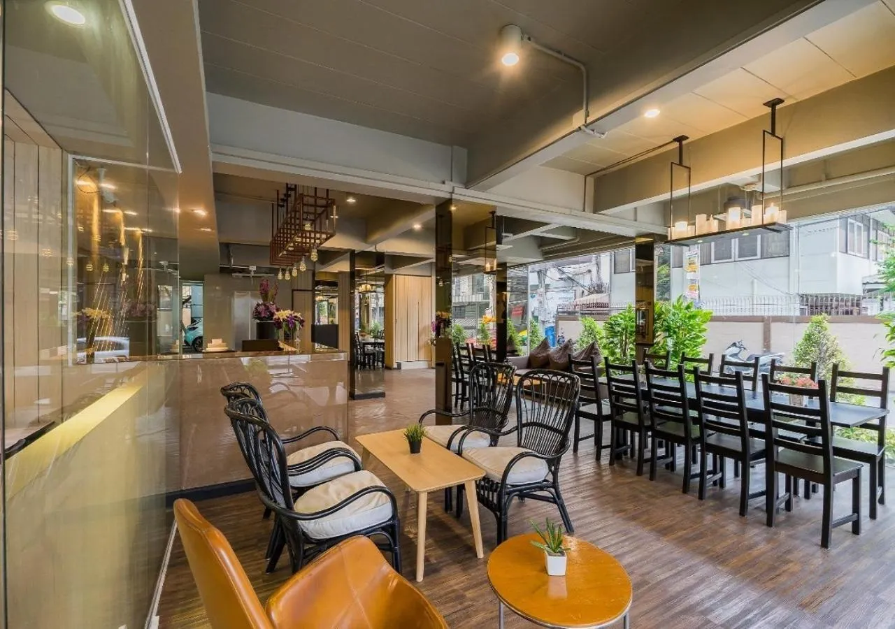 Restaurant/places to eat in Ton Aor Place Hotel