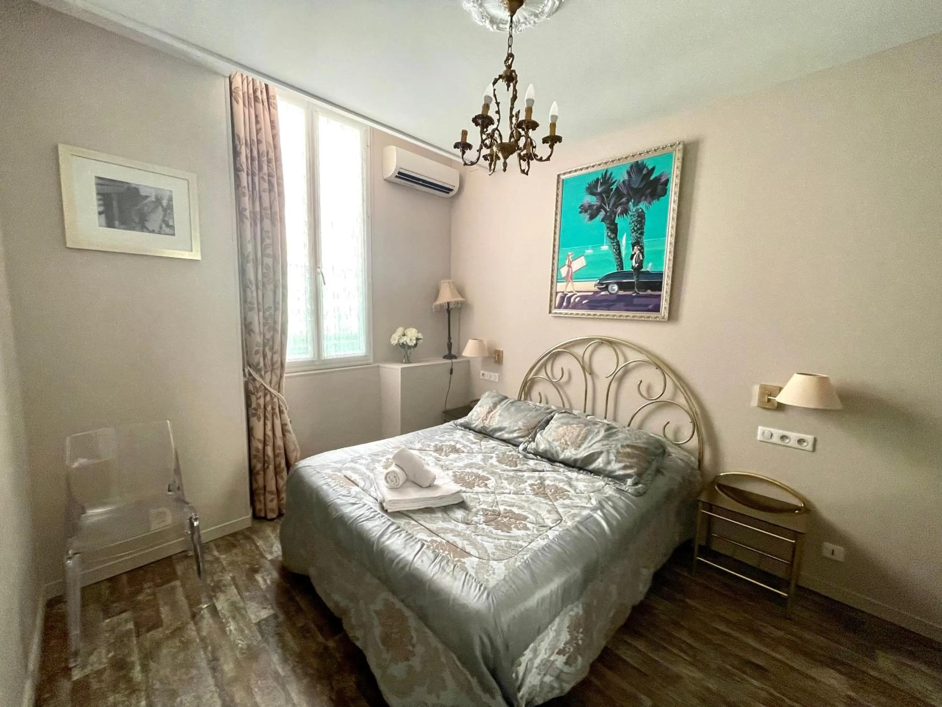 Photo of the whole room in Hotel le Romanesque