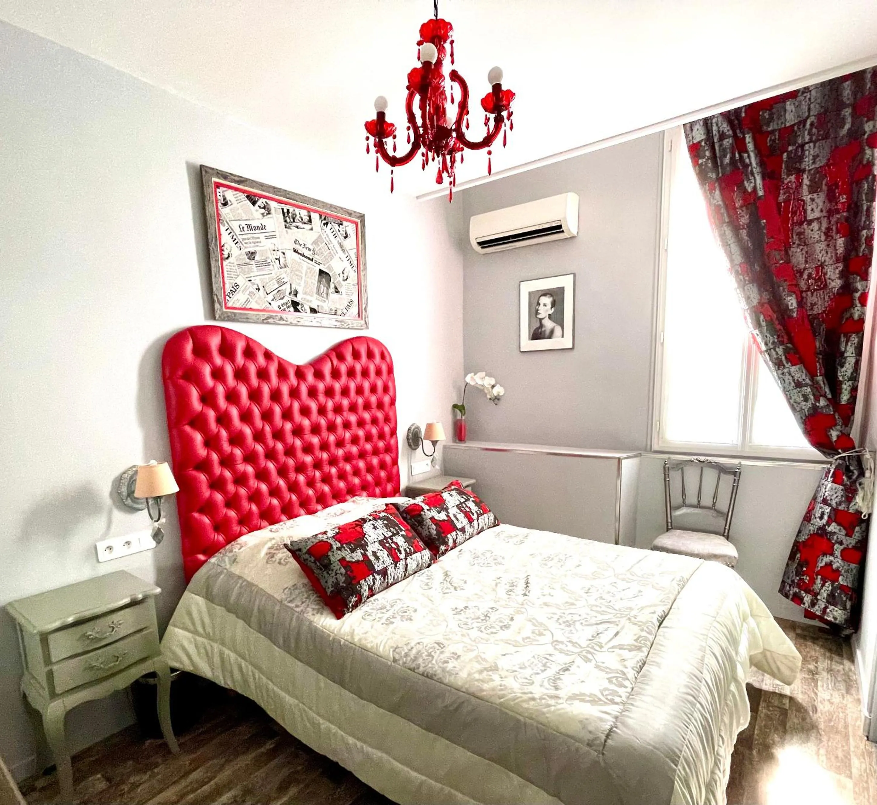 Photo of the whole room in Hotel le Romanesque