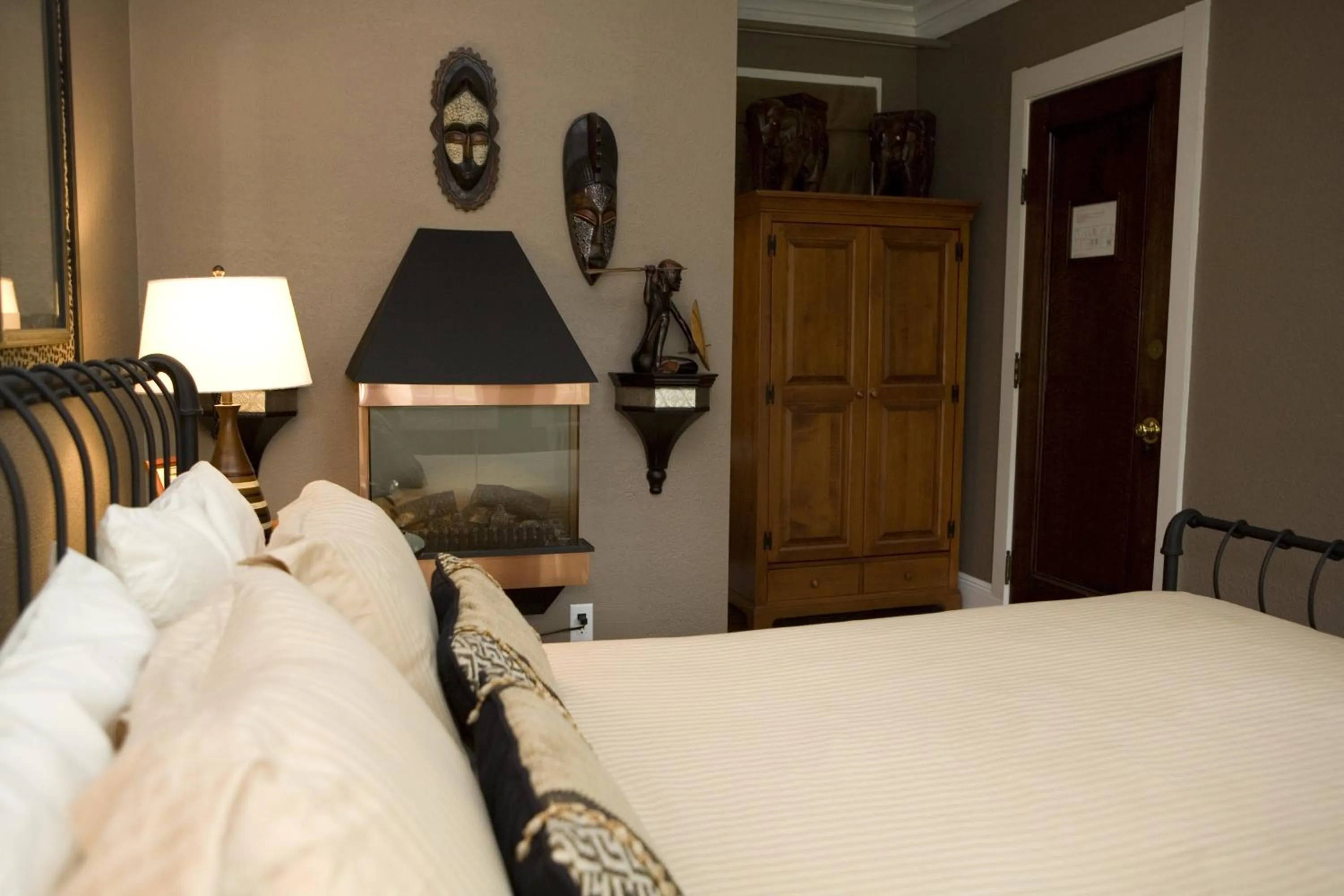 Bedroom, Bed in The Belvedere Inn & Restaurant