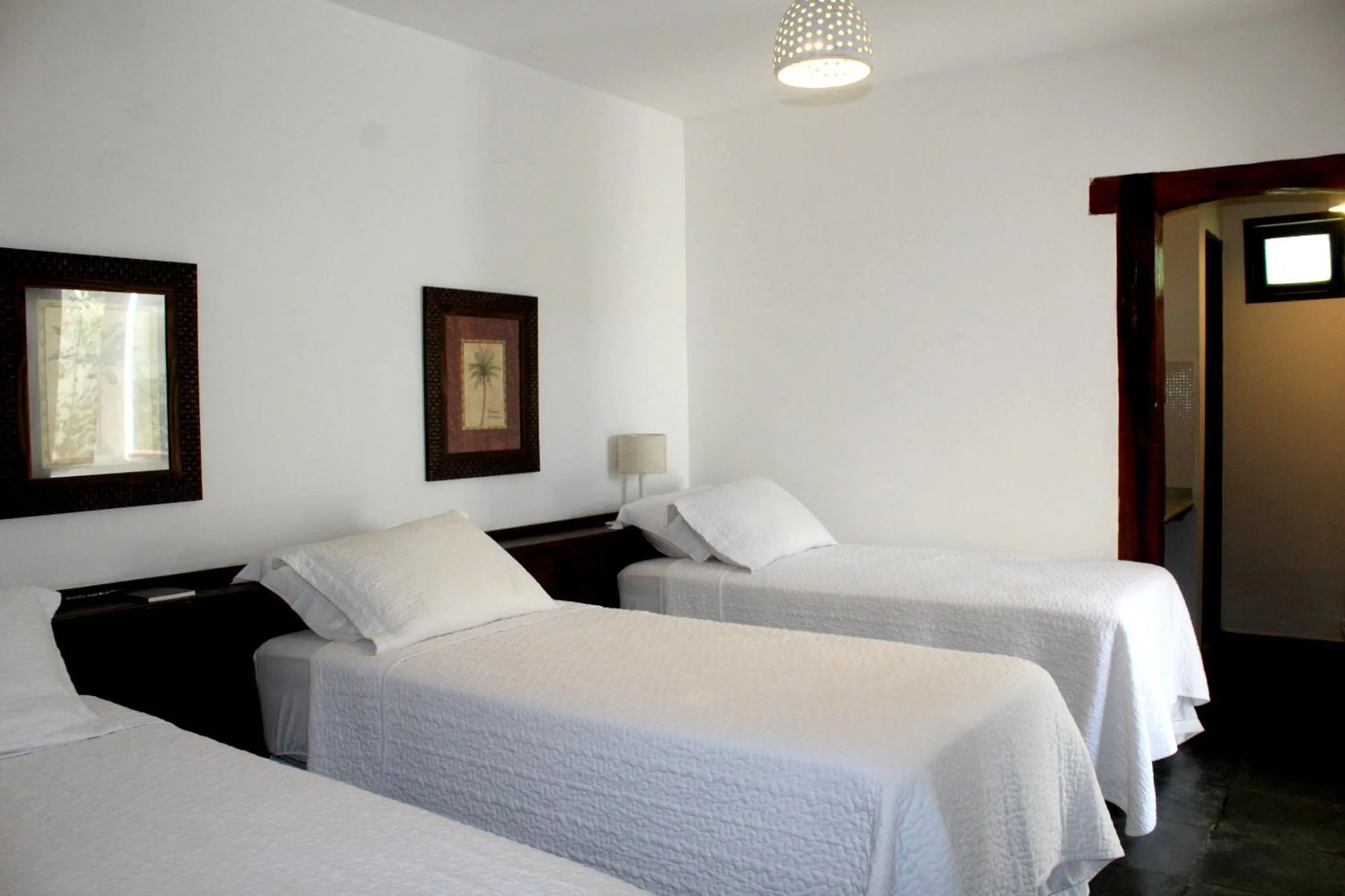 Photo of the whole room, Bed in Rede Andrade Galeão