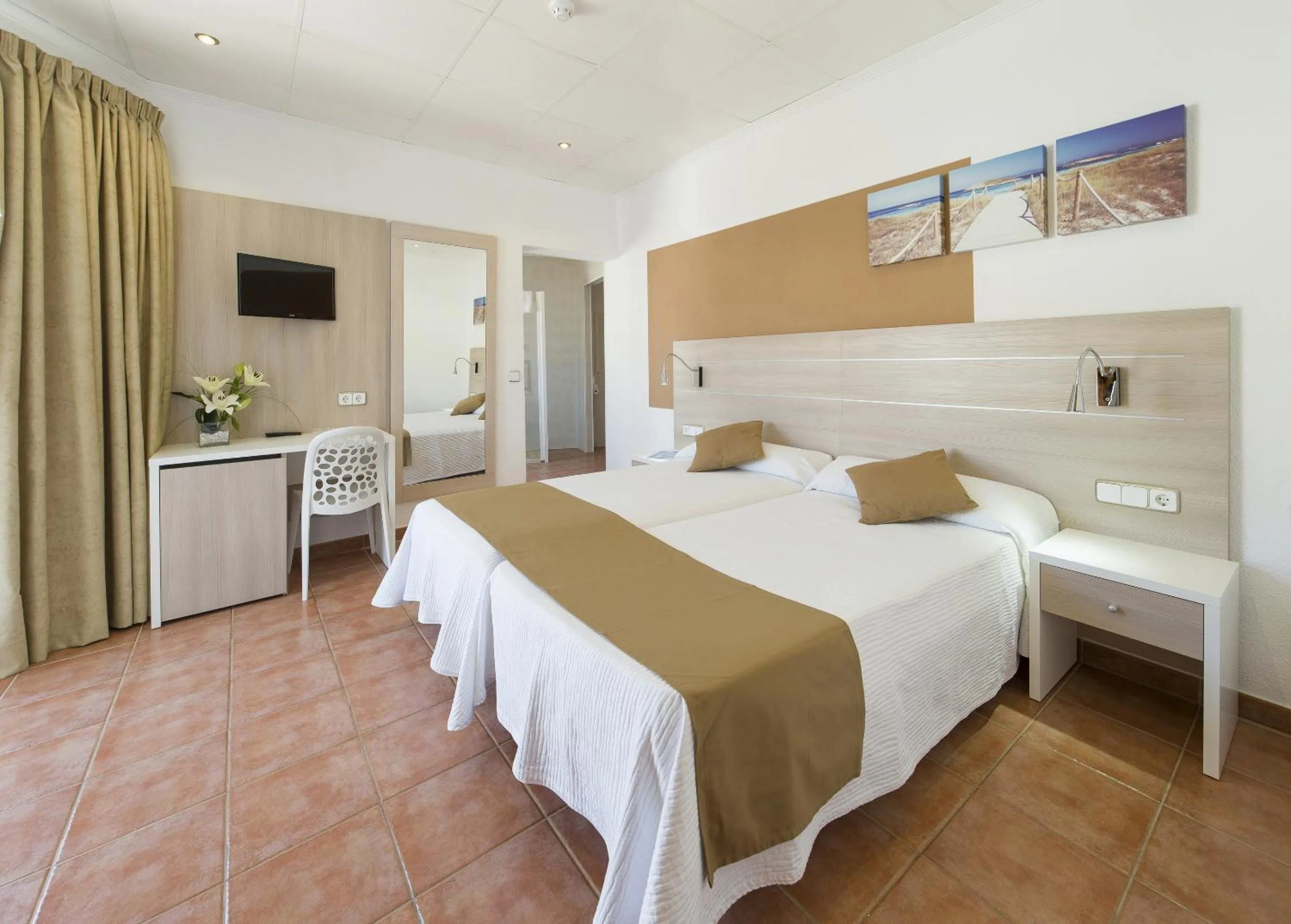 Photo of the whole room, Bed in Hostal Adelino