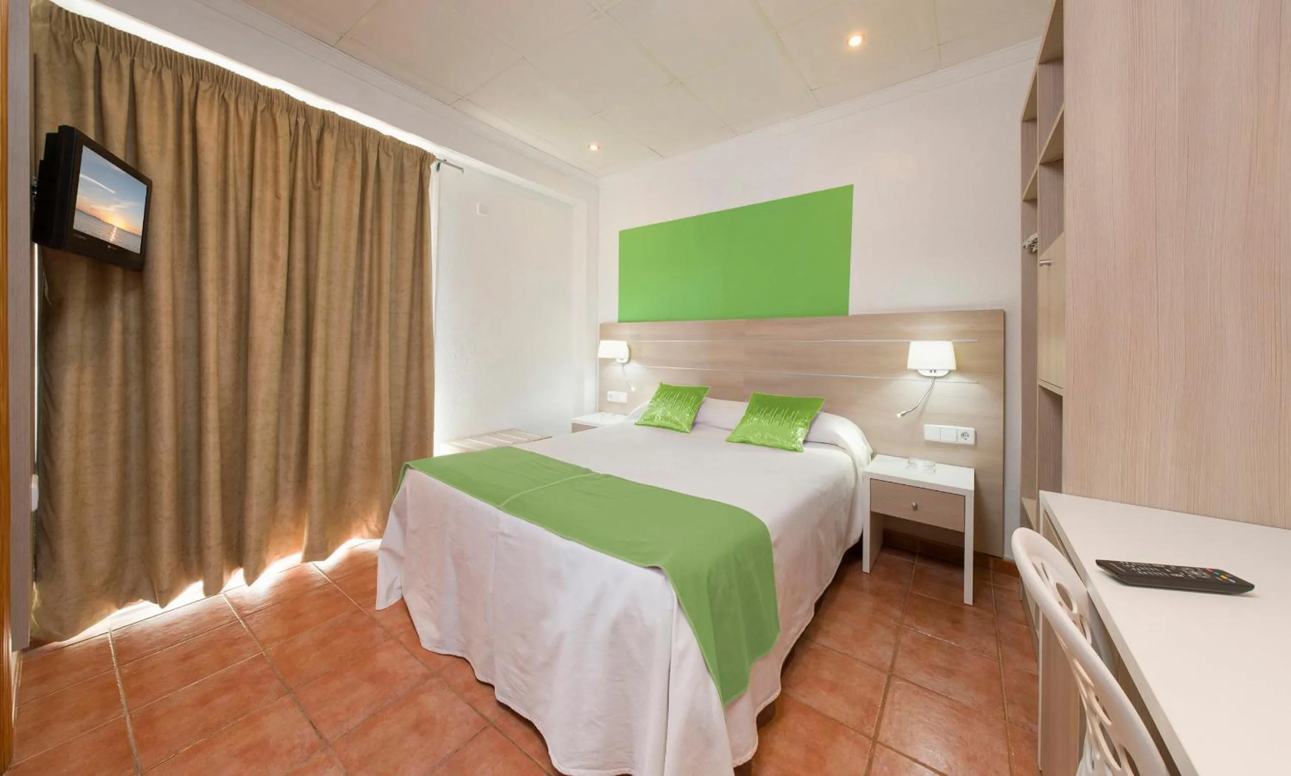 Bedroom, Bed in Hostal Adelino