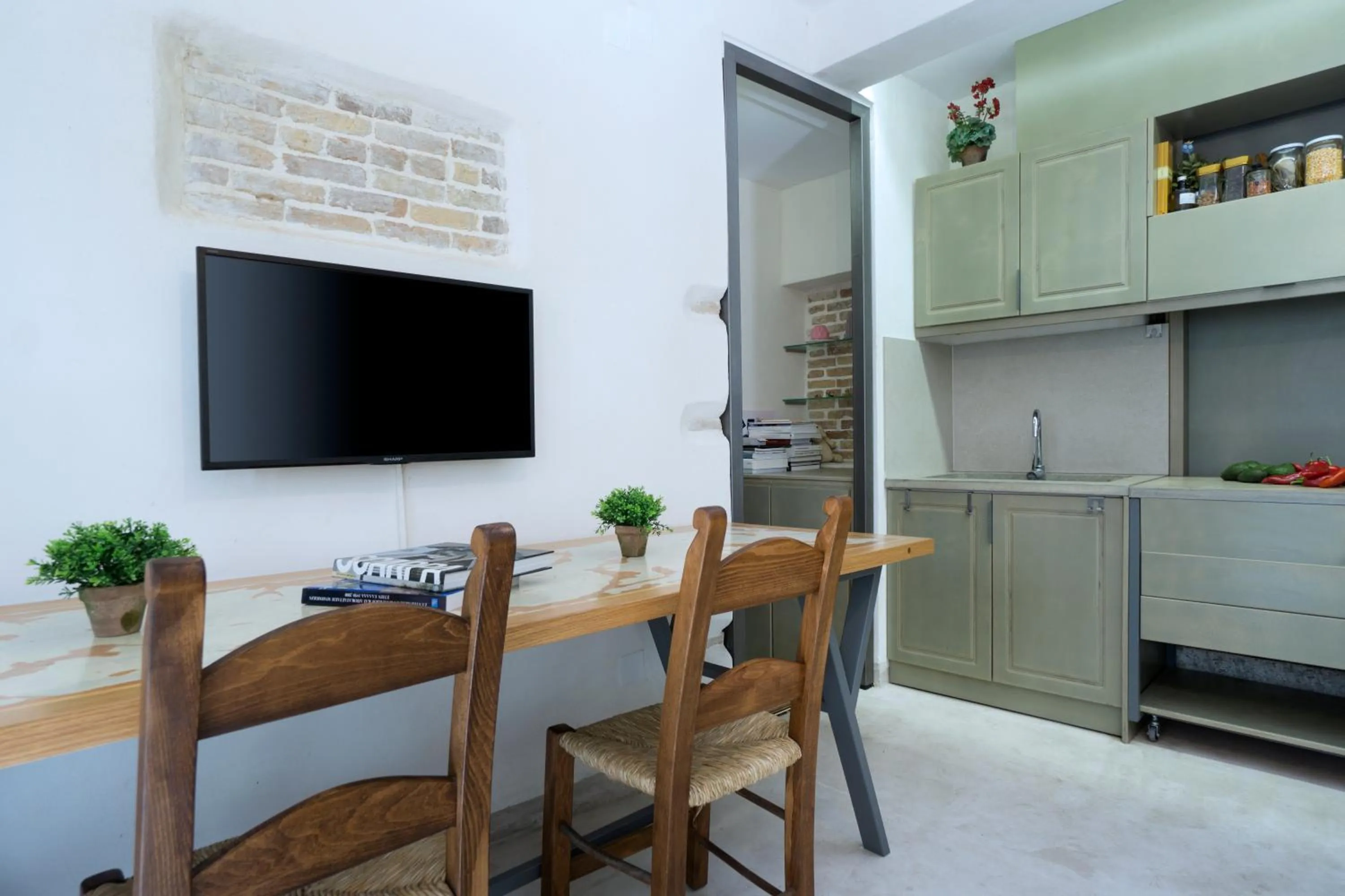 Kitchen or kitchenette in Evans House