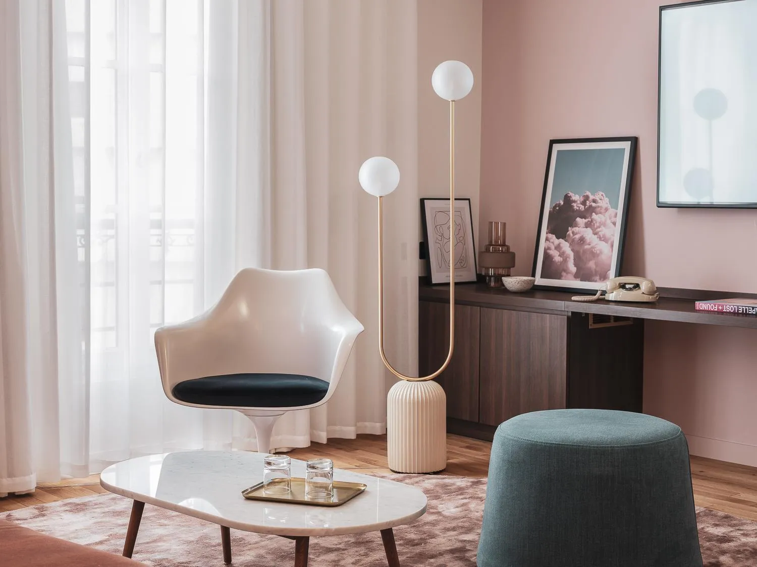 Seating area in Seven Hotel Paris